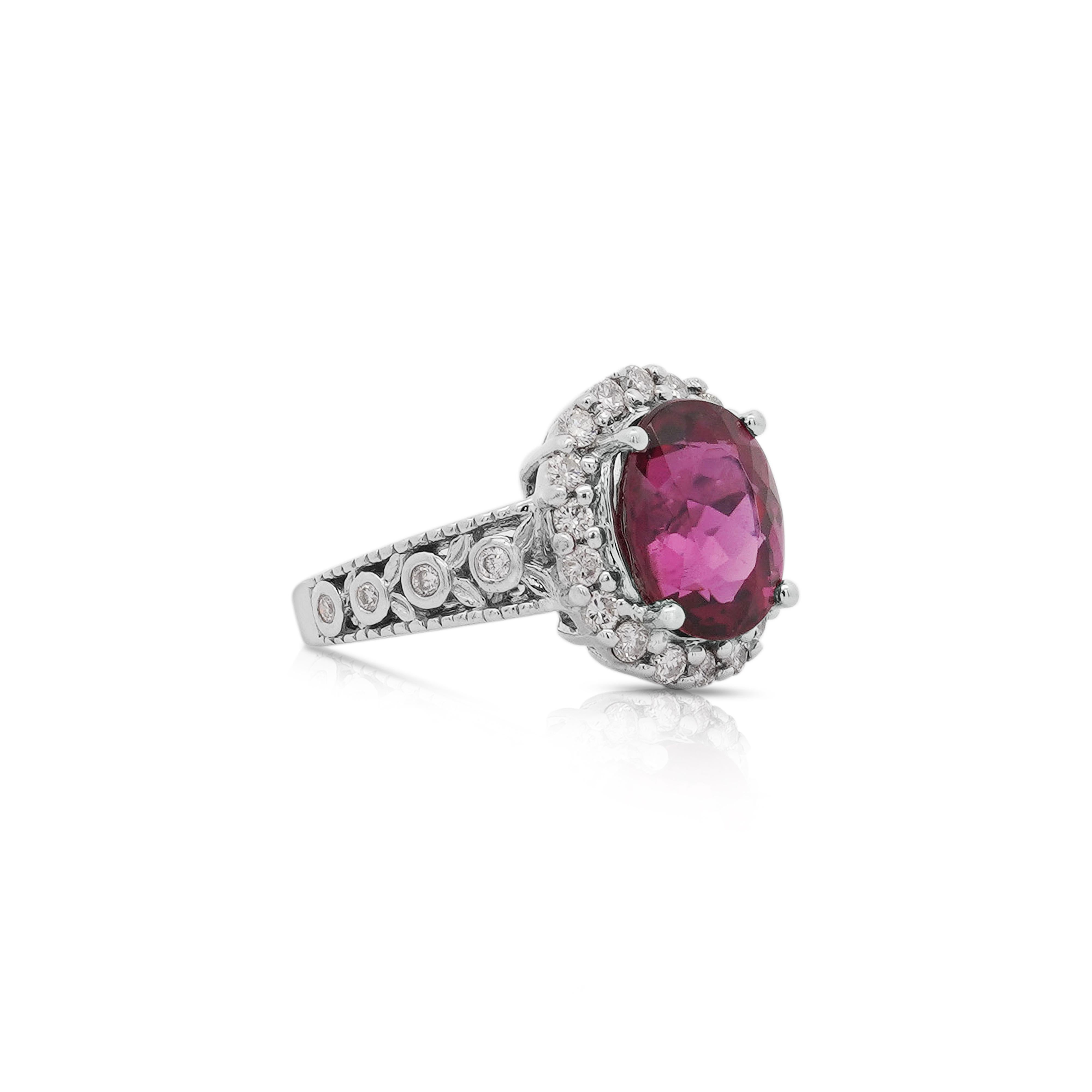 GIA-zertifizierter 5,52 Karat Rubellit und Diamant-Halo in filigranem Fassungsring Damen im Angebot