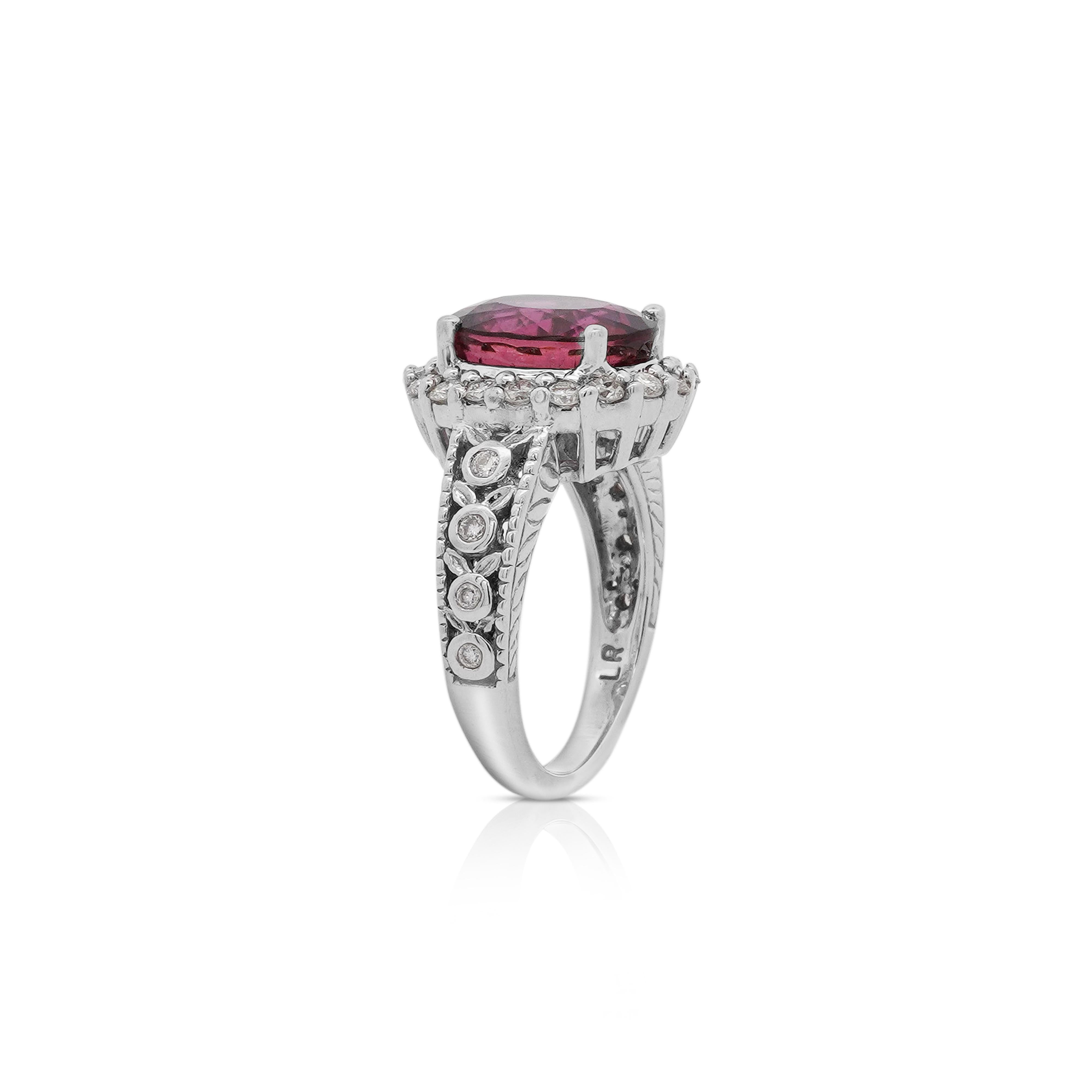 GIA-zertifizierter 5,52 Karat Rubellit und Diamant-Halo in filigranem Fassungsring im Angebot 2