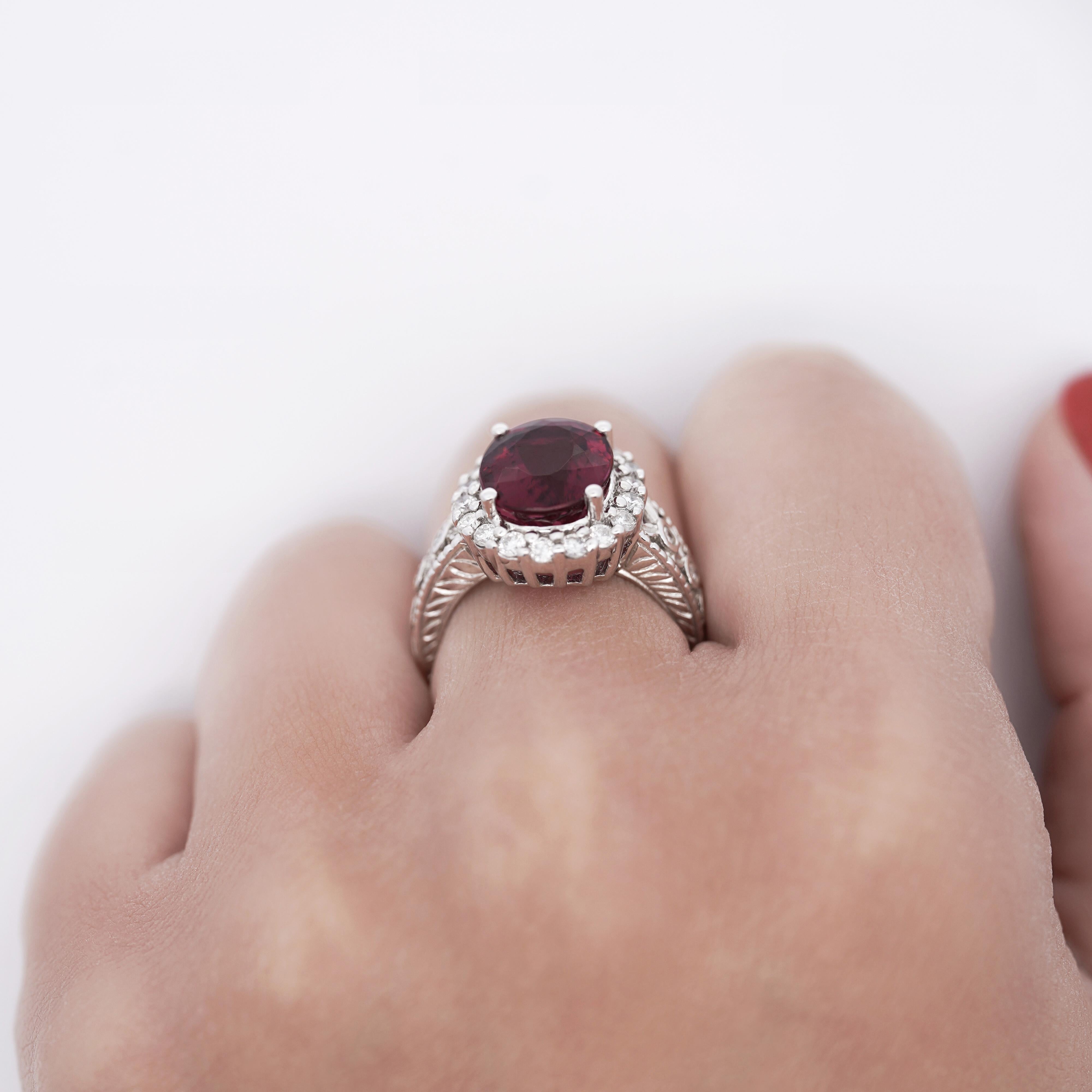 GIA-zertifizierter 5,52 Karat Rubellit und Diamant-Halo in filigranem Fassungsring im Angebot 3