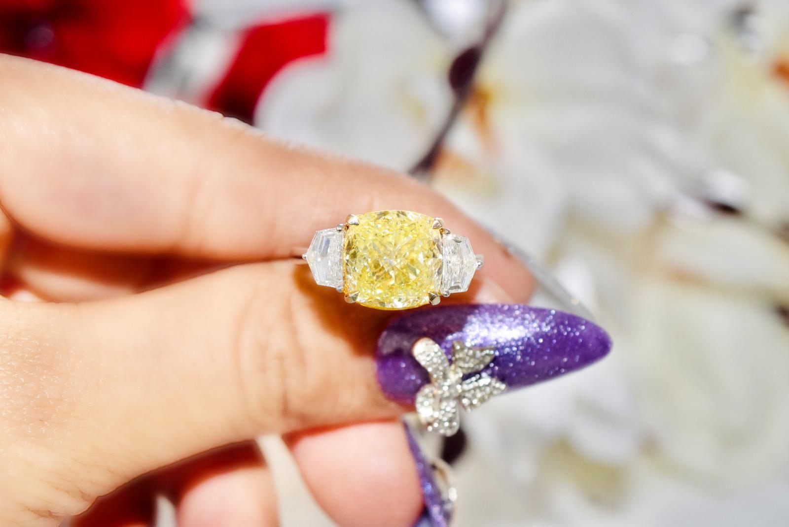 18kt white gold ring with diamonds
  
  Gold colour & karat: White gold 18kt
  Weight: 5.93 grams
  
  Set with-
  Stone type: Diamonds
  Shape: Cushion
  Carat: 5.52 ct
  Colour: Y-Z Colour
  Clarity: VS2
  
  Surrounding Stones: Diamonds
 1)