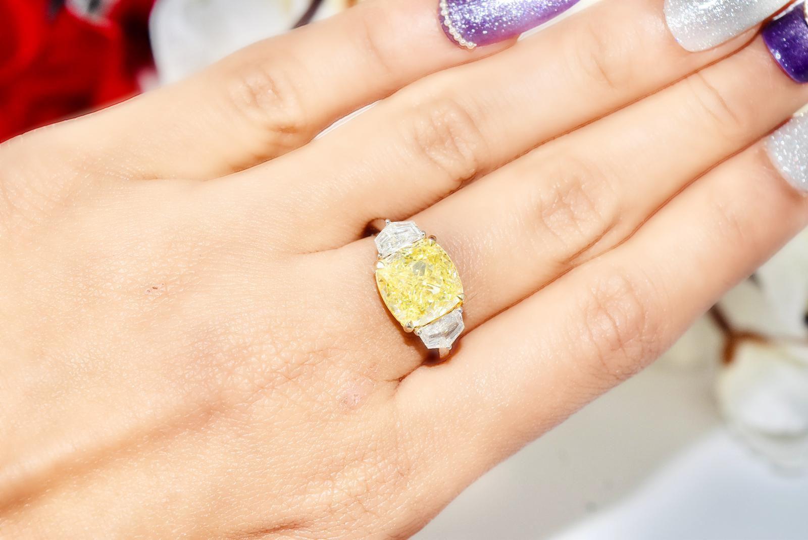 GIA Certified 5.52 Carat Y-Z Colour VS2 Clarity Diamond Ring In New Condition For Sale In บางรัก, TH