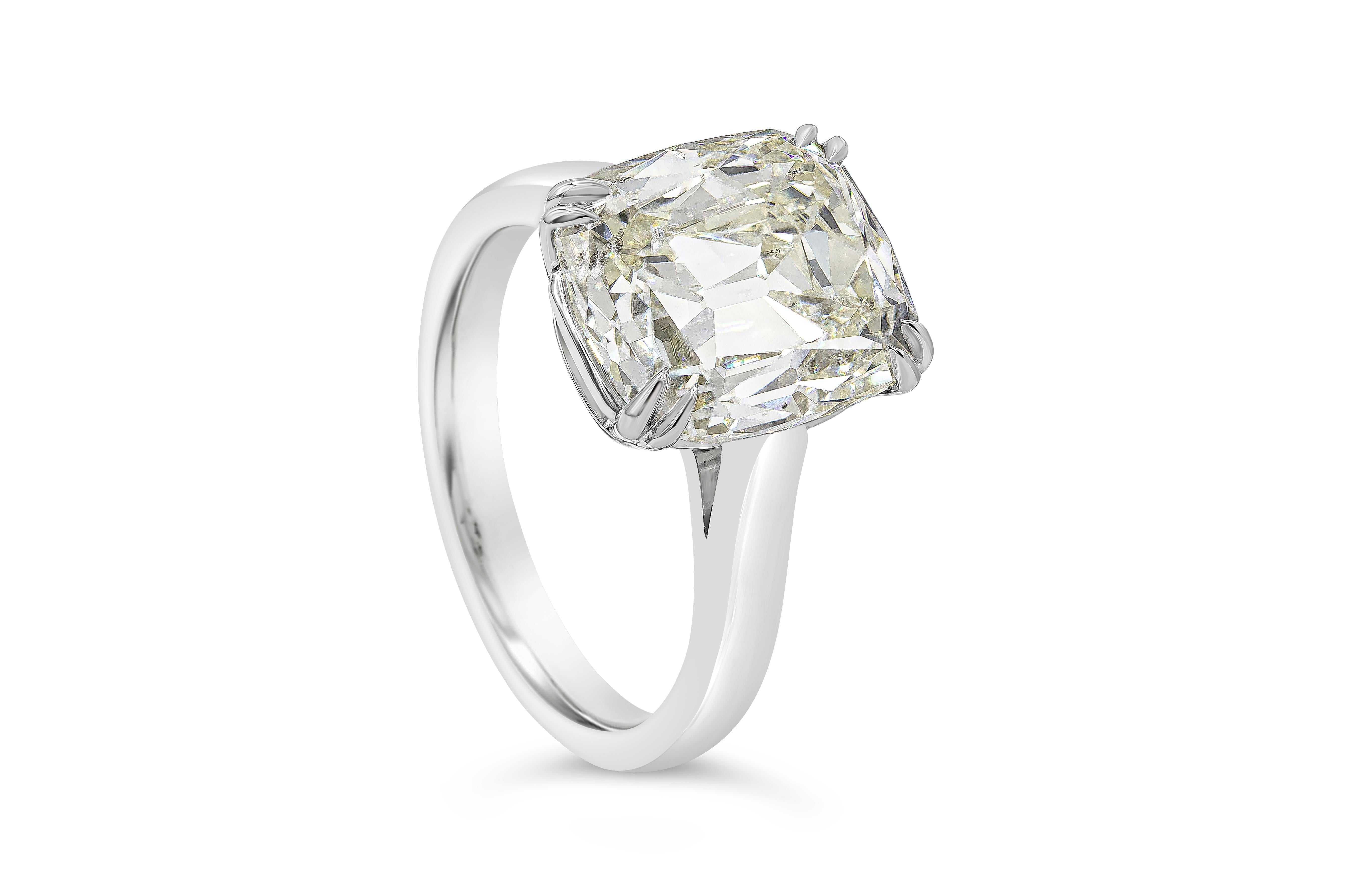 Ein zeitloser Verlobungsring mit einem GIA-zertifizierten Diamanten im Kissenschliff von 5,53 Karat, Farbe M und Reinheit SI2. Hergestellt aus poliertem Platin. Größe 6 US und Größenänderung auf Anfrage. 

Roman Malakov ist ein Unternehmen, das sich