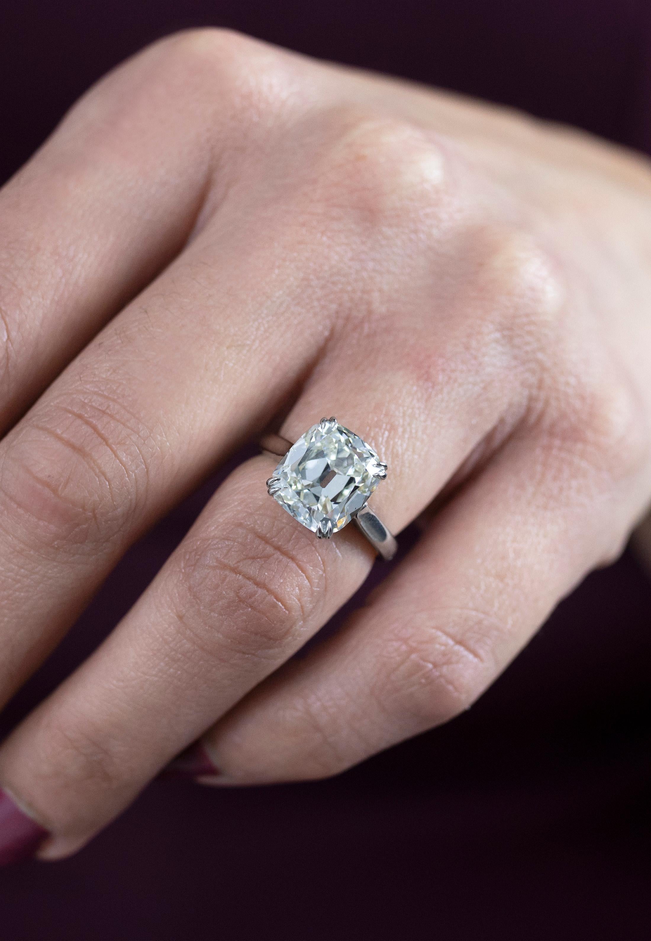 GIA zertifiziert 5,53 Karat insgesamt Kissenschliff Diamant Solitär Verlobungsring im Zustand „Neu“ im Angebot in New York, NY