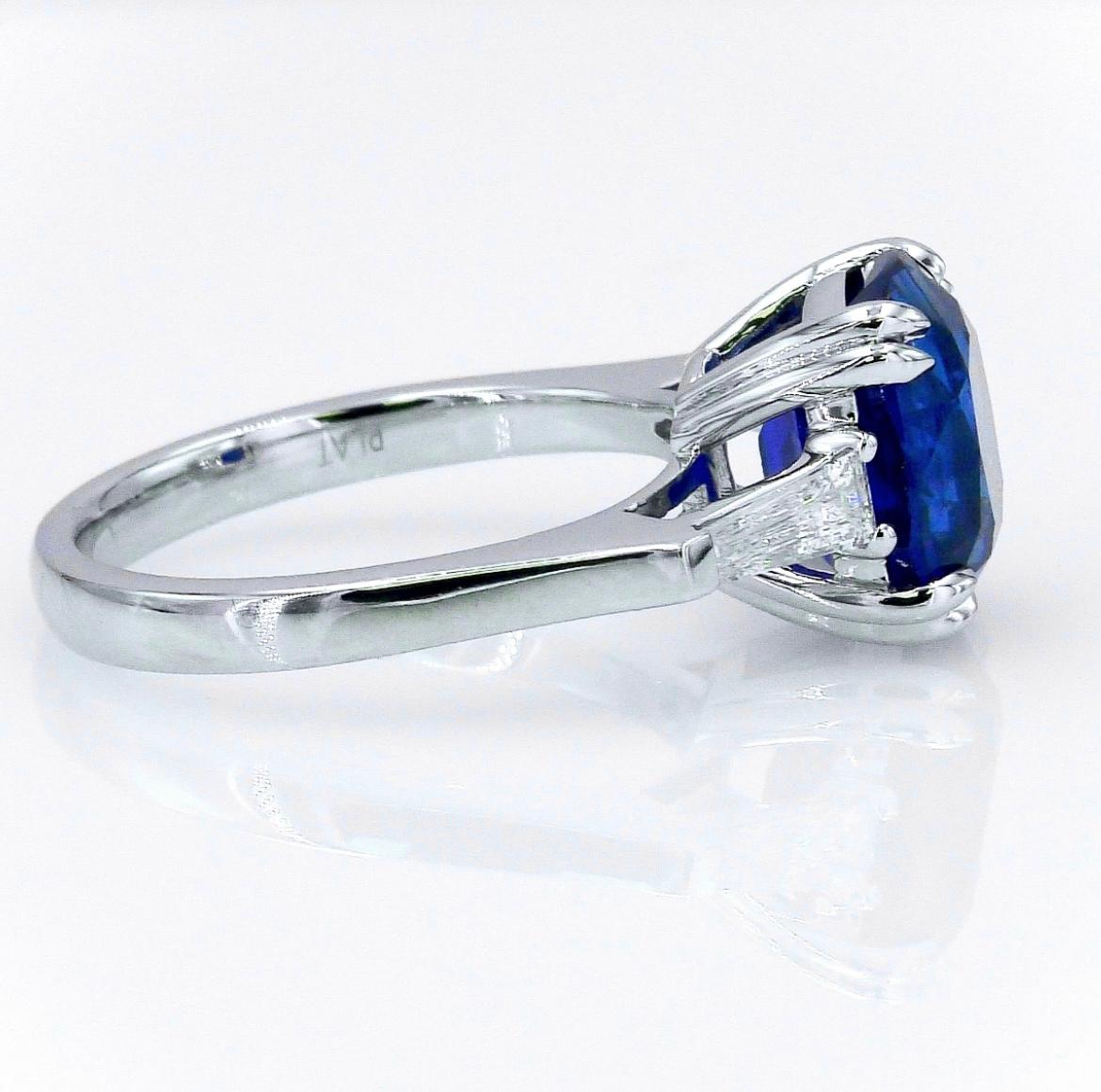 Taglio cuscino Anello a tre pietre con zaffiro a cuscino certificato GIA da 5,54 carati in platino in vendita
