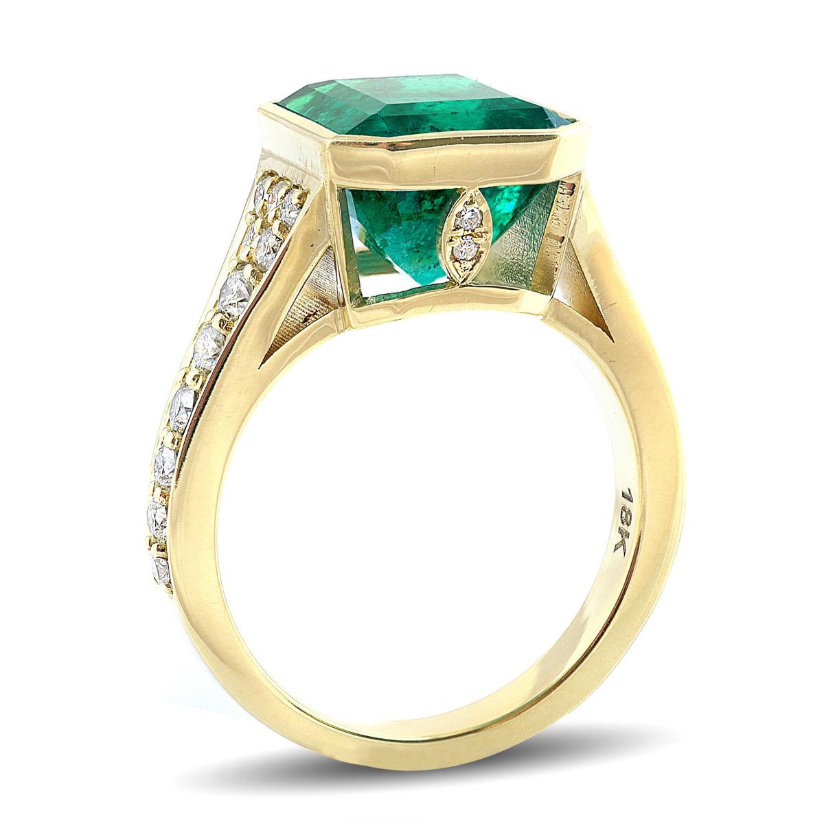 Emerald Cut GIA Certified 5.54 Carats Colombian Emerald Diamonds set in 18K Yellow Gold Ring For Sale