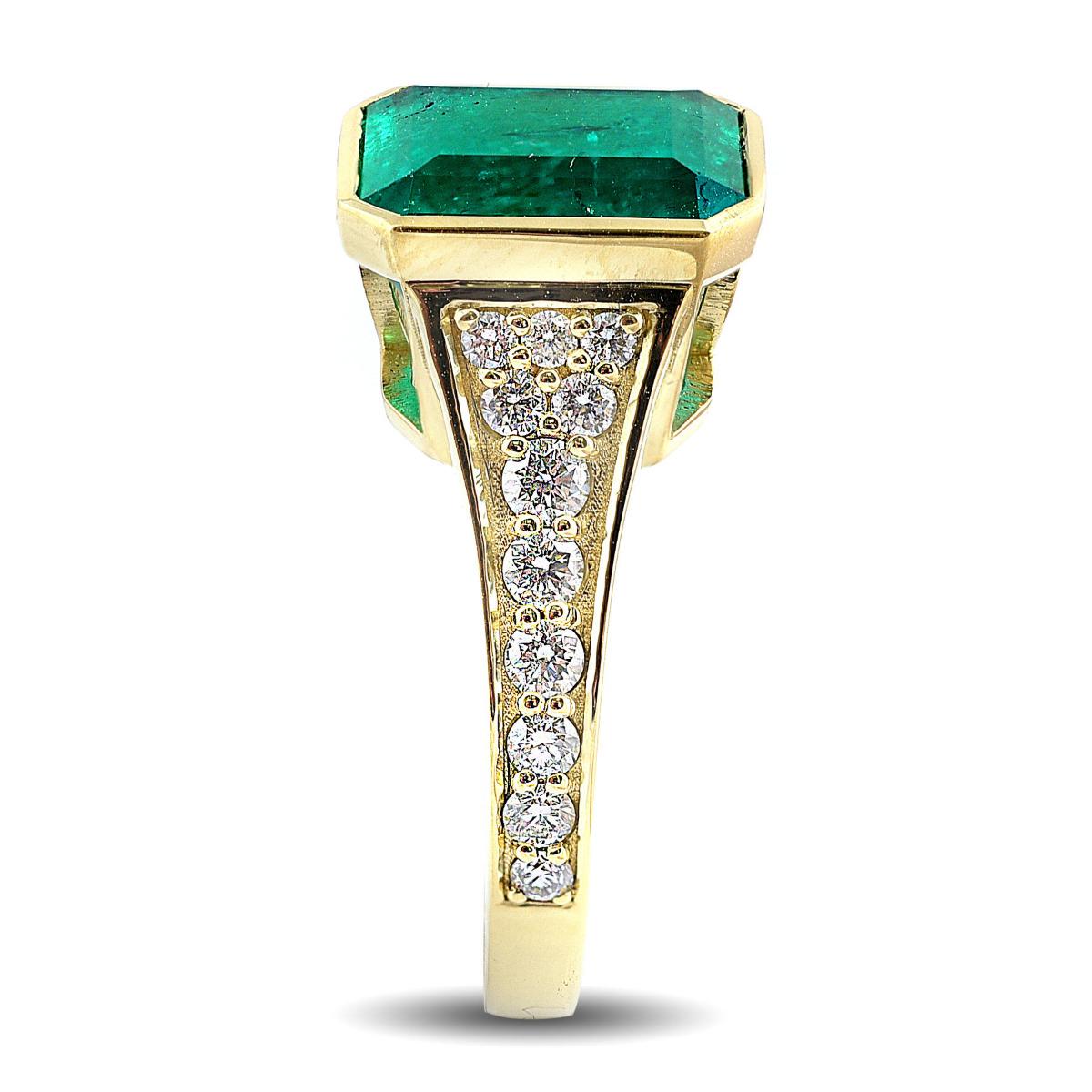 GIA Certified 5.54 Carats Colombian Emerald Diamonds set in 18K Yellow Gold Ring In New Condition For Sale In Los Angeles, CA
