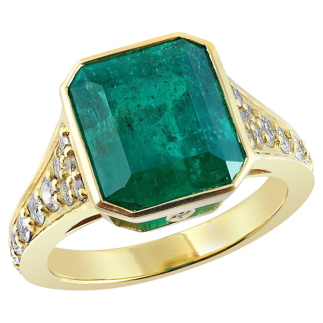 GIA Certified 5.54 Carats Colombian Emerald Diamonds set in 18K Yellow Gold Ring For Sale