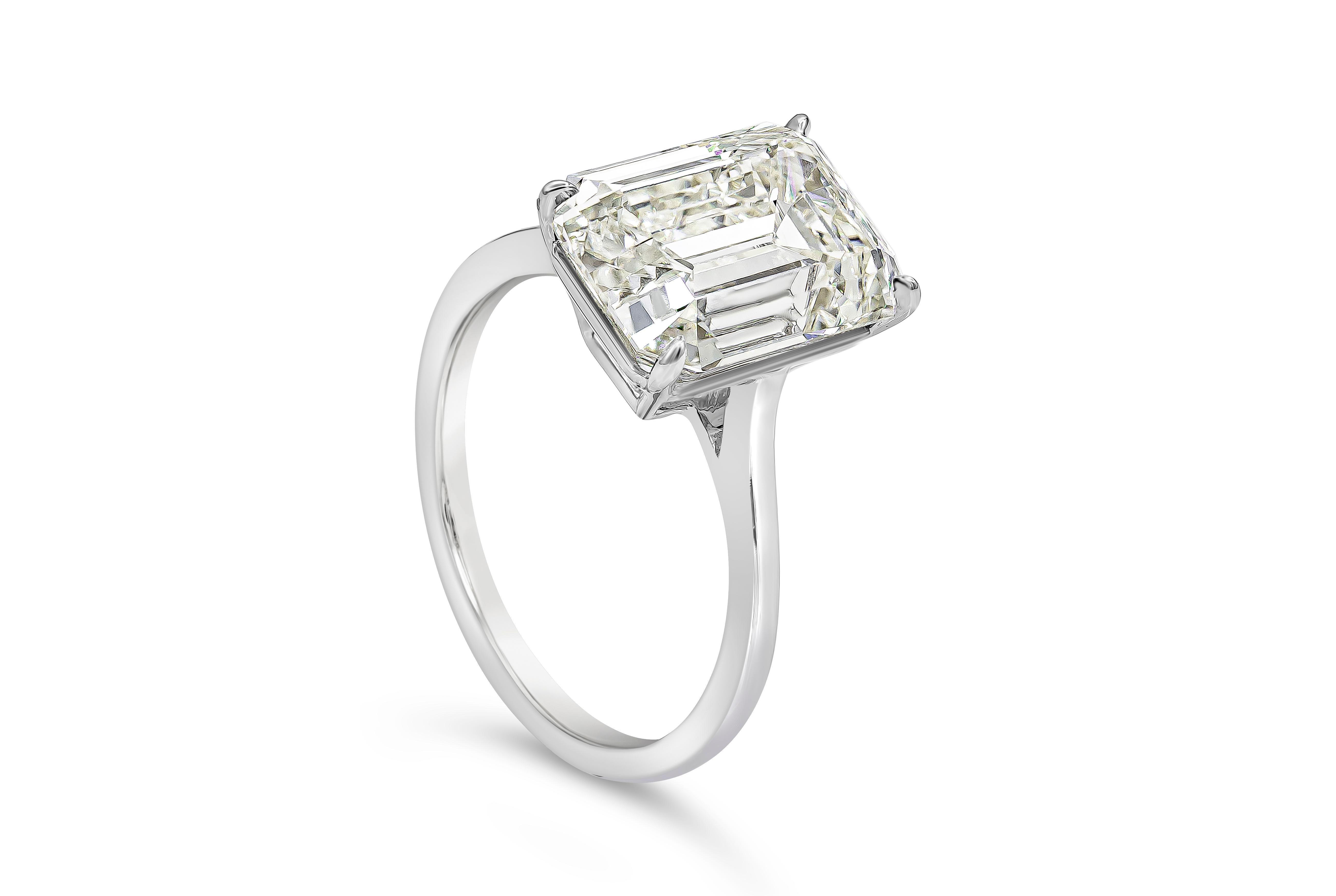 Contemporain GIA Certified 5.56 Carats Total Emerald Cut Diamond Solitaire Engagement Ring en vente