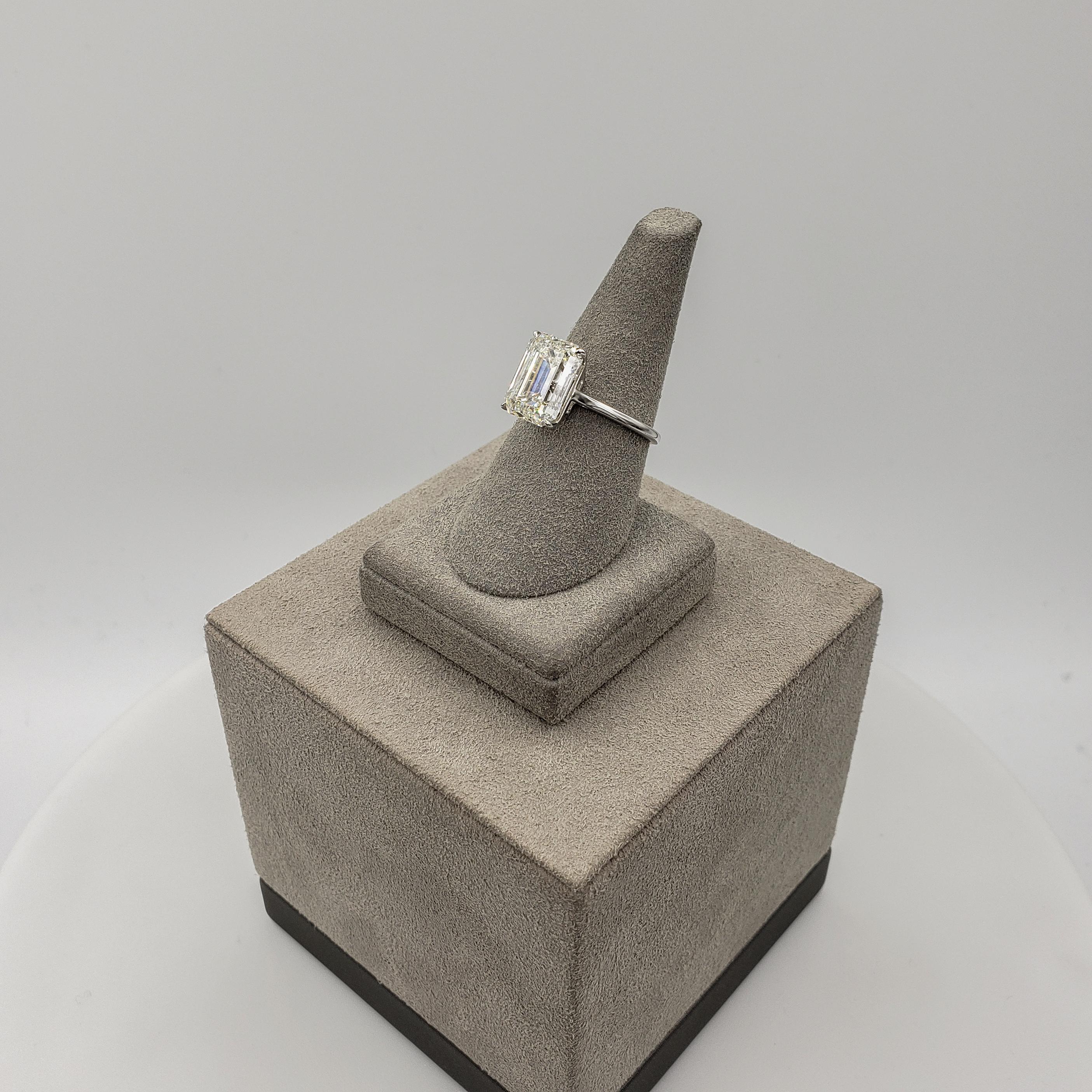 GIA Certified 5.56 Carats Total Emerald Cut Diamond Solitaire Engagement Ring en vente 1