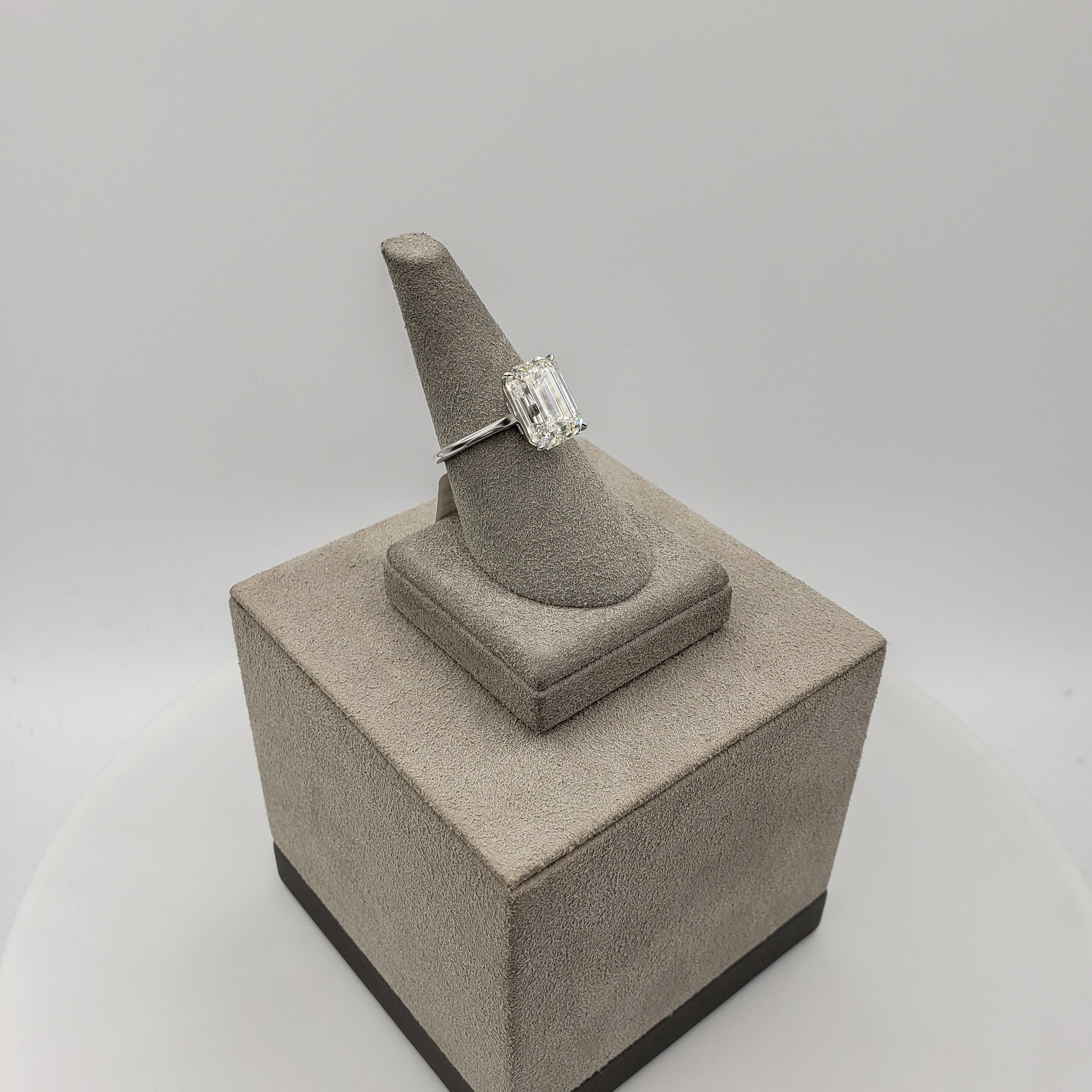 GIA Certified 5.56 Carats Total Emerald Cut Diamond Solitaire Engagement Ring en vente 2