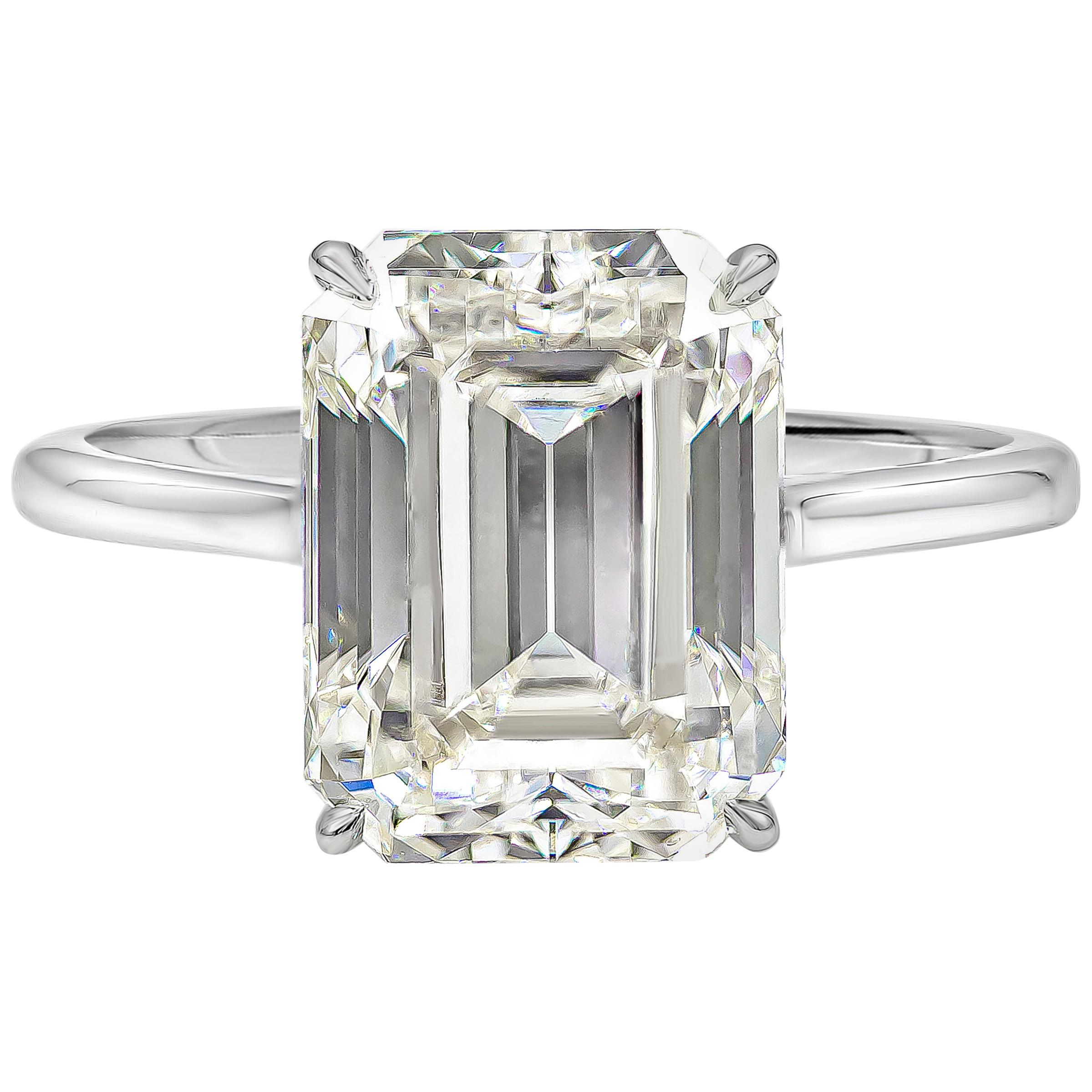 GIA Certified 5.56 Carats Total Emerald Cut Diamond Solitaire Engagement Ring en vente