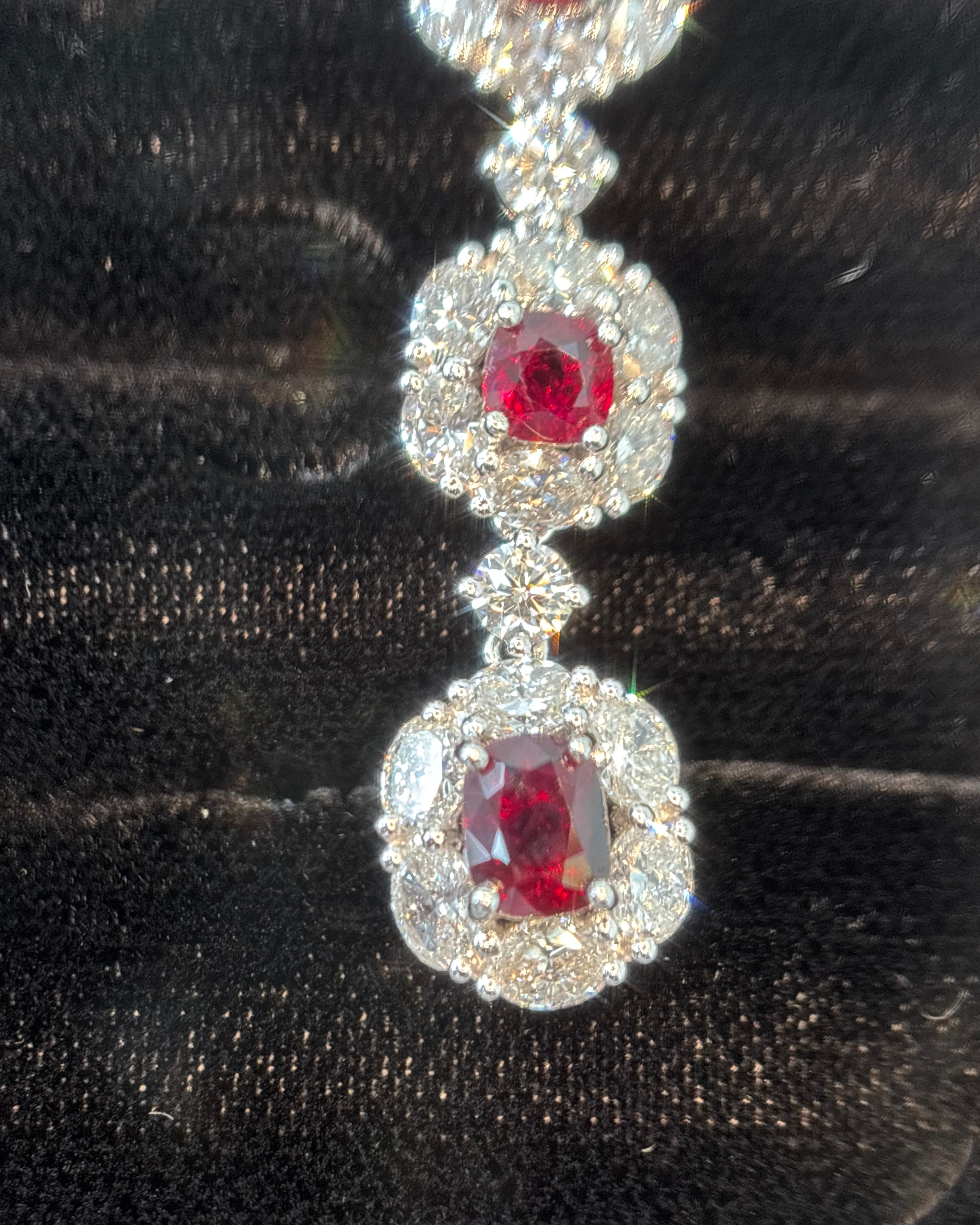 Boucles d'oreilles en platine avec diamant rouge rubis certifié GIA de 5,57 carats (Burma No Heat Vivid Diamonds) en vente 1