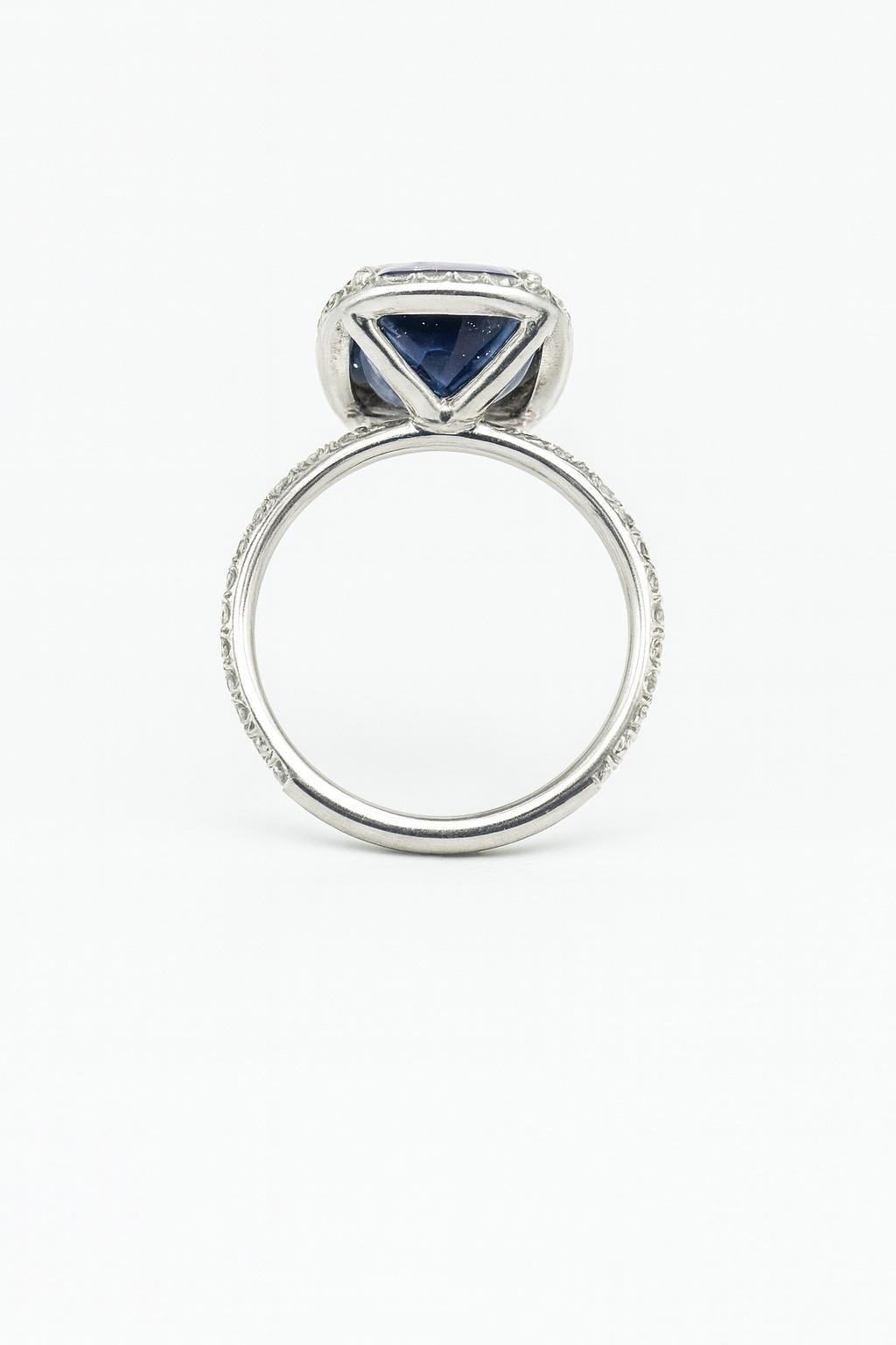 Anello in platino con zaffiro blu vivido e diamante, certificato GIA da 5,58 carati

Un sorprendente anello di proprietà in platino con al centro un raro zaffiro a taglio di cuscino da 5,58 carati, certificato da GIA come zaffiro blu vivido naturale