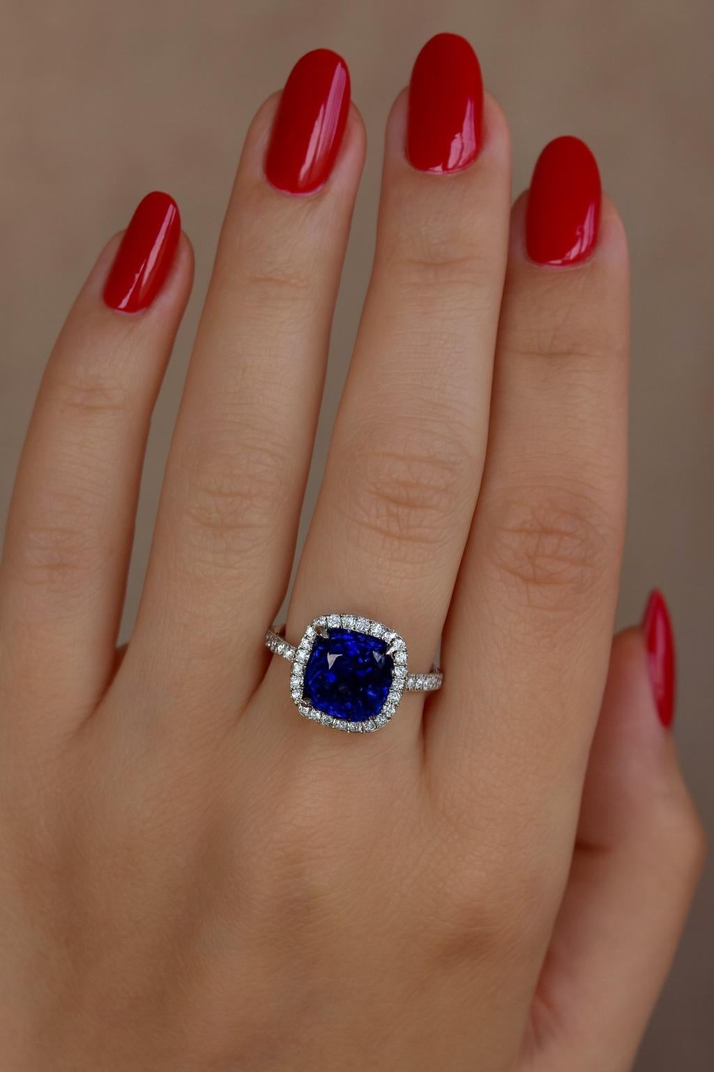 Contemporaneo Anello in platino con zaffiro blu vivido e diamante, certificato GIA da 5,58 carati in vendita