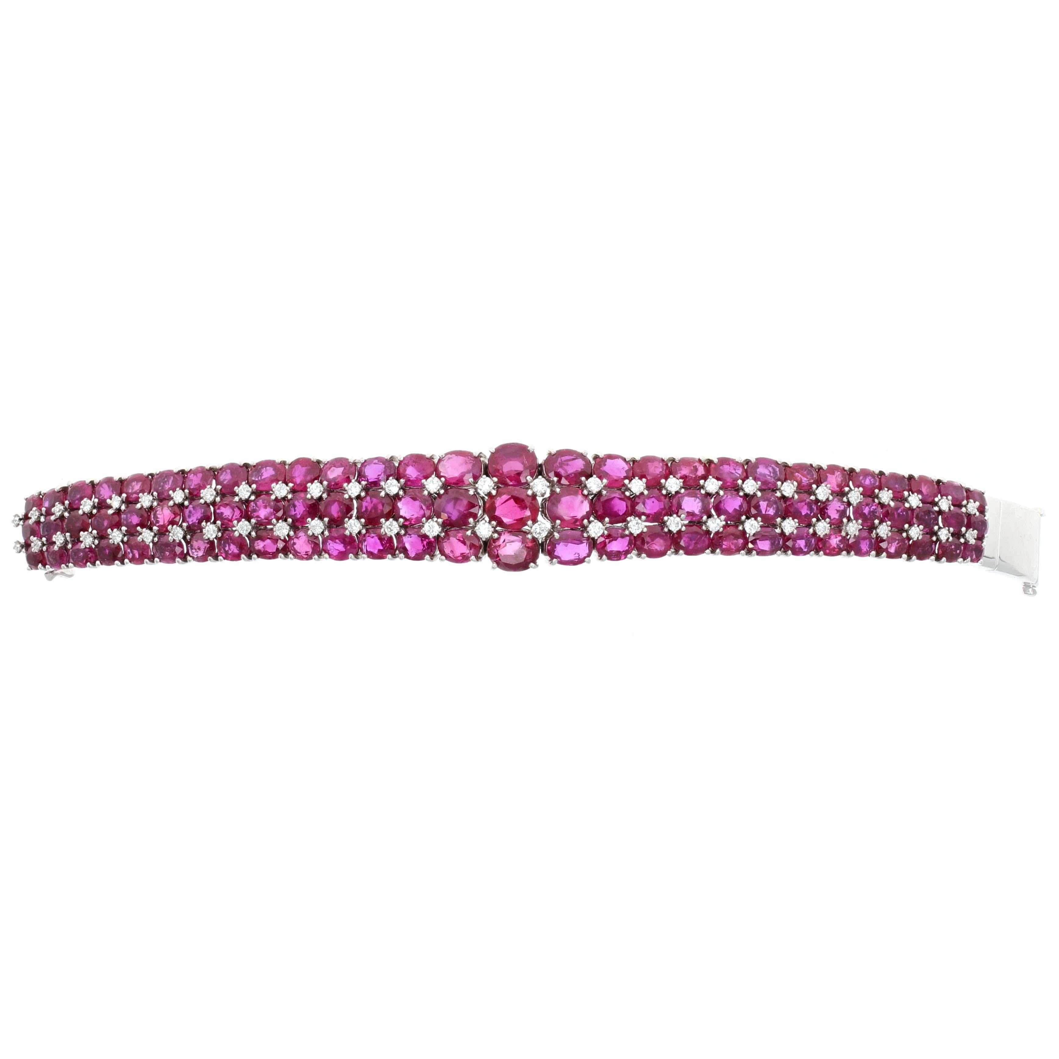 Dieses GIA-zertifizierte Burma No Heat Rubinarmband besteht aus 56 Karat kräftigen, purpurroten Rubinen und 1,80 Karat Diamanten, die alle in luxuriösem Platin gefasst sind. Mit einer Länge von 7,25 Zoll und einer Breite von 0,5 bis 0,75 Zoll