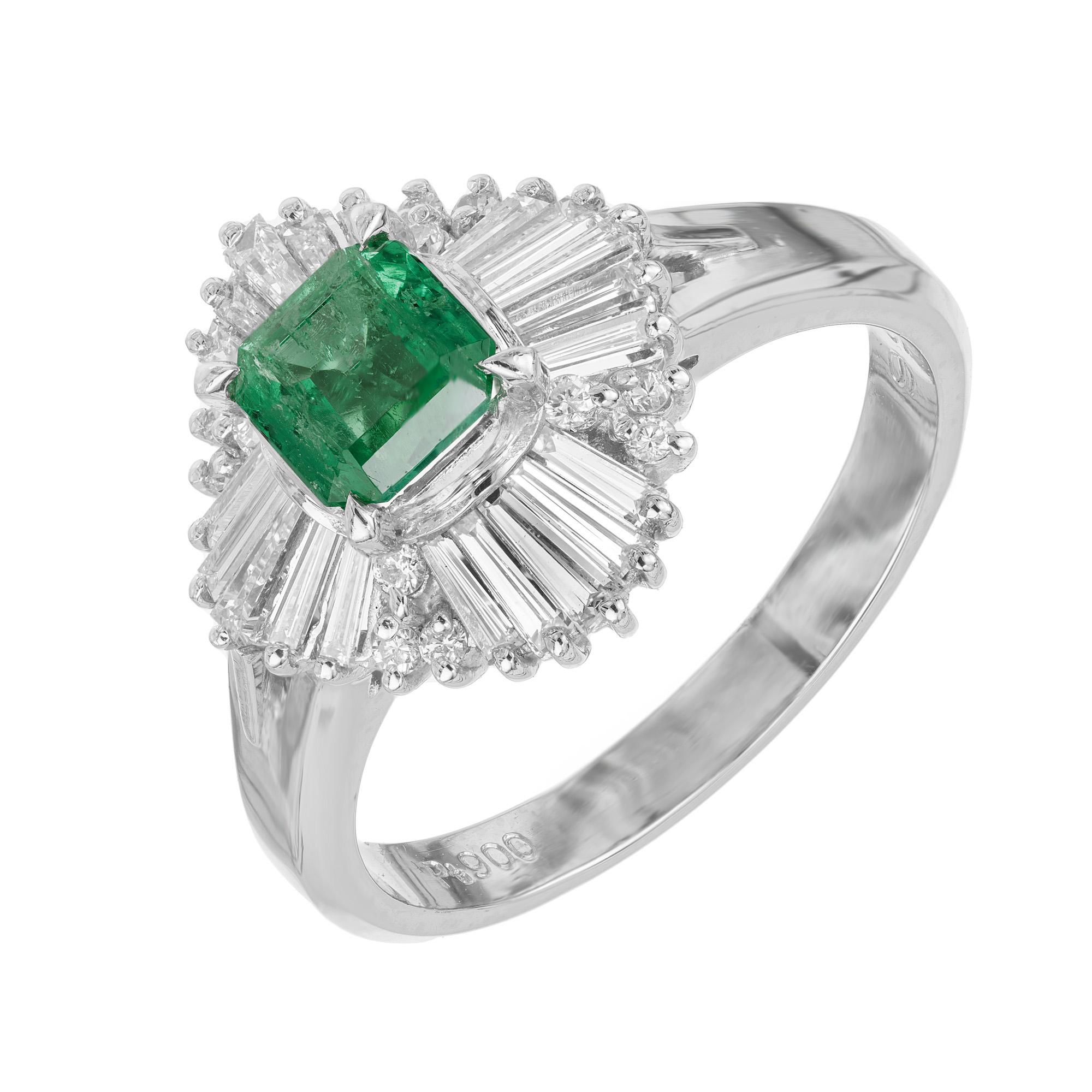 Anello Ballerina in platino con smeraldo e diamante degli anni '60. Con una pietra centrale a forma di smeraldo ottagonale da .56ct montata in una montatura in platino. Lo smeraldo è evidenziato da 20 diamanti taglio baguette e 12 diamanti taglio