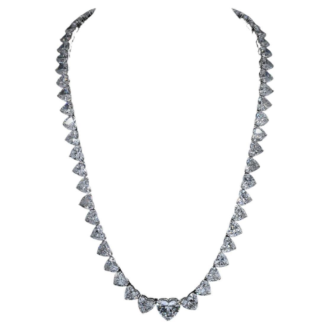 Wir präsentieren unsere exquisite 56-karätige Riviera-Halskette in Herzform, die mit natürlich zertifizierten GIA-Diamanten in atemberaubender D/F-Farbe geschmückt ist. Erhöhen Sie Ihren Stil mit diesem zeitlosen Meisterwerk - ein Symbol für Eleganz