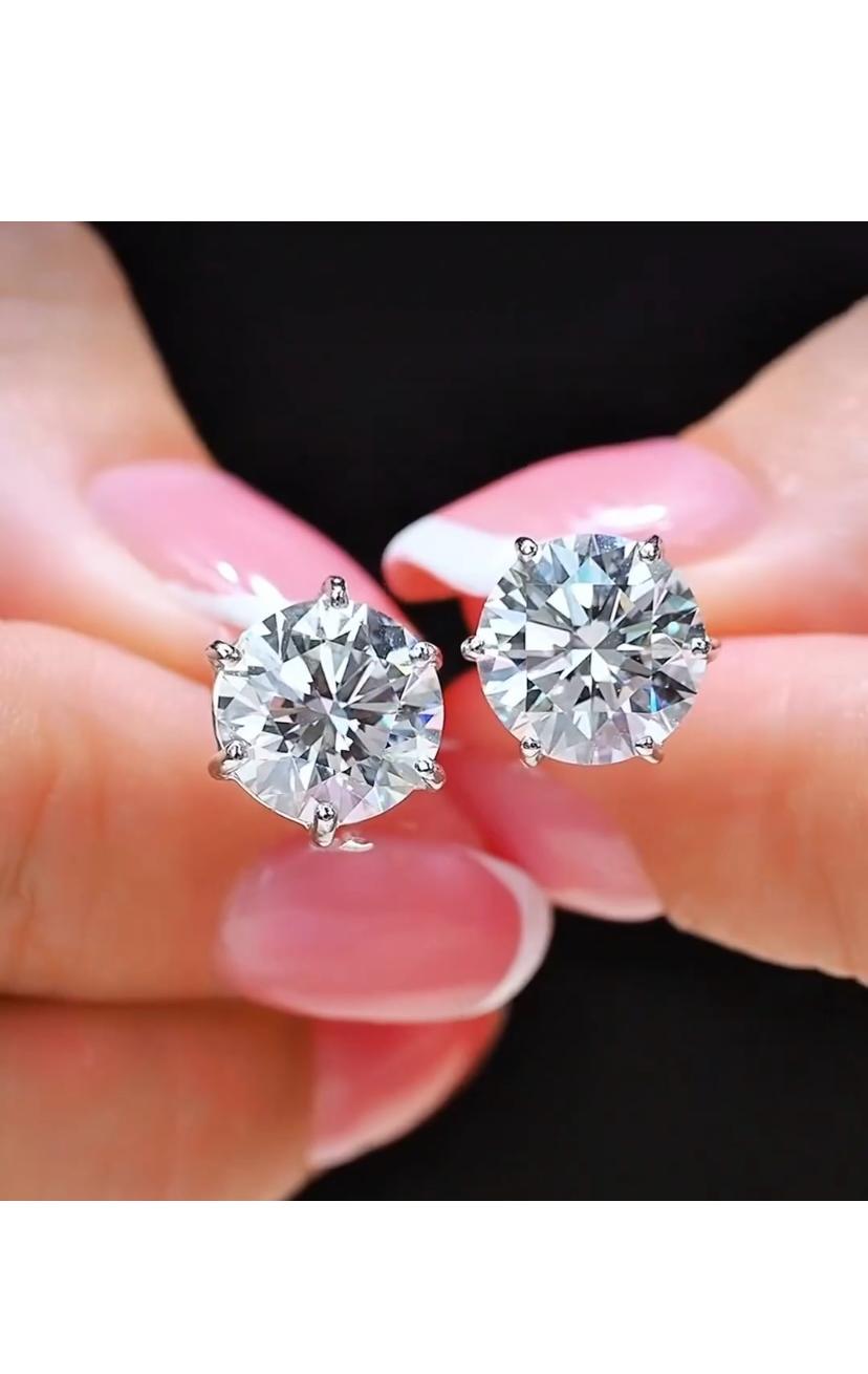 Taille ronde Boucles d'oreilles en or 18K certifiées GIA 5.60 carats de diamants ronds de forme brillante en vente