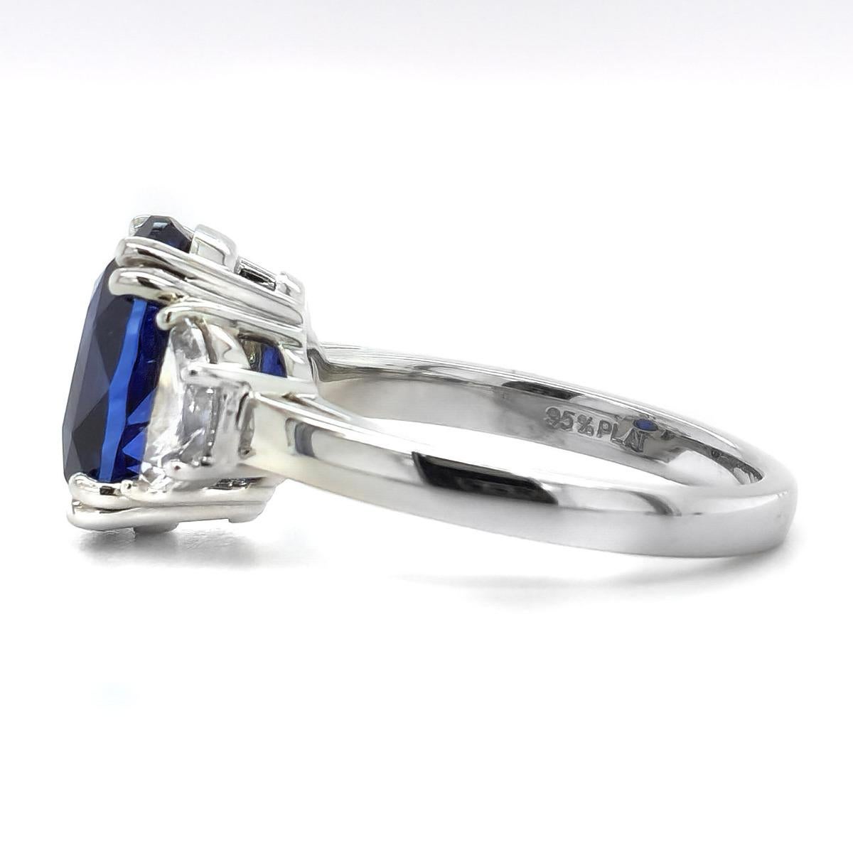 Taille brillant Bague à la mode en platine avec saphir bleu de 5,62 carats certifié par le GIA et diamants en vente
