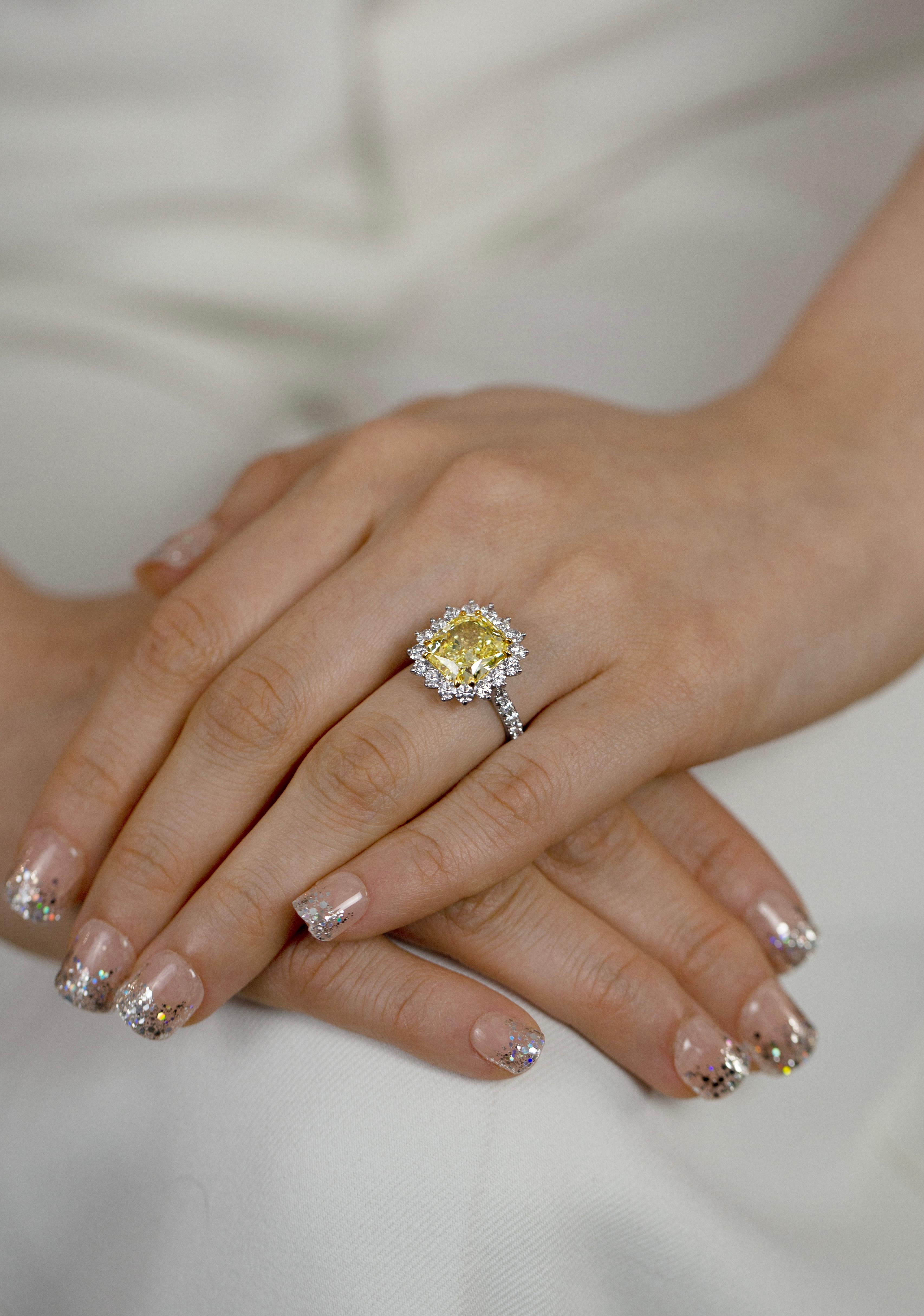Verlobungsring mit GIA-zertifiziertem 5,66 Karat gelbem Diamant-Halo im Strahlenschliff (Zeitgenössisch) im Angebot