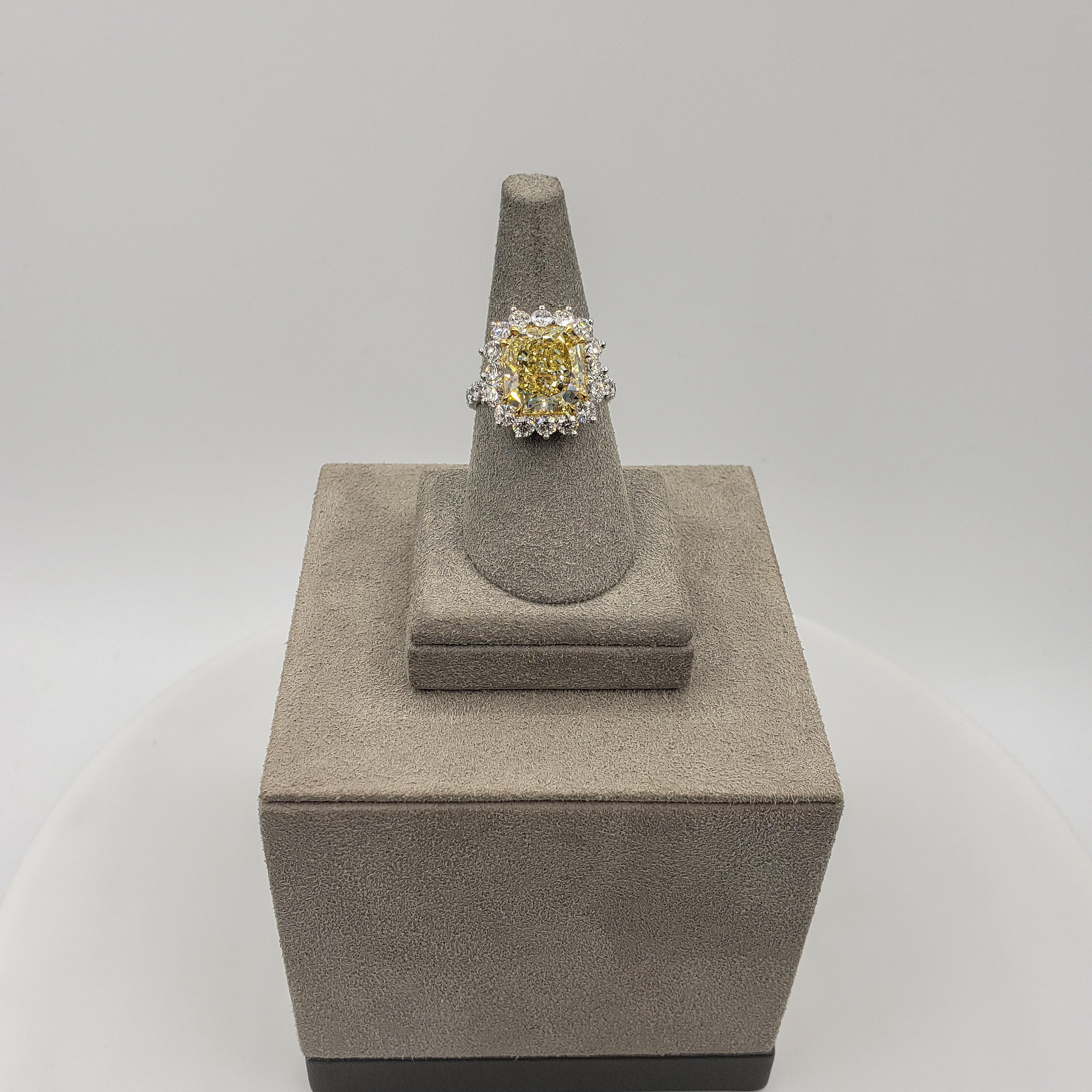Verlobungsring mit GIA-zertifiziertem 5,66 Karat gelbem Diamant-Halo im Strahlenschliff Damen im Angebot