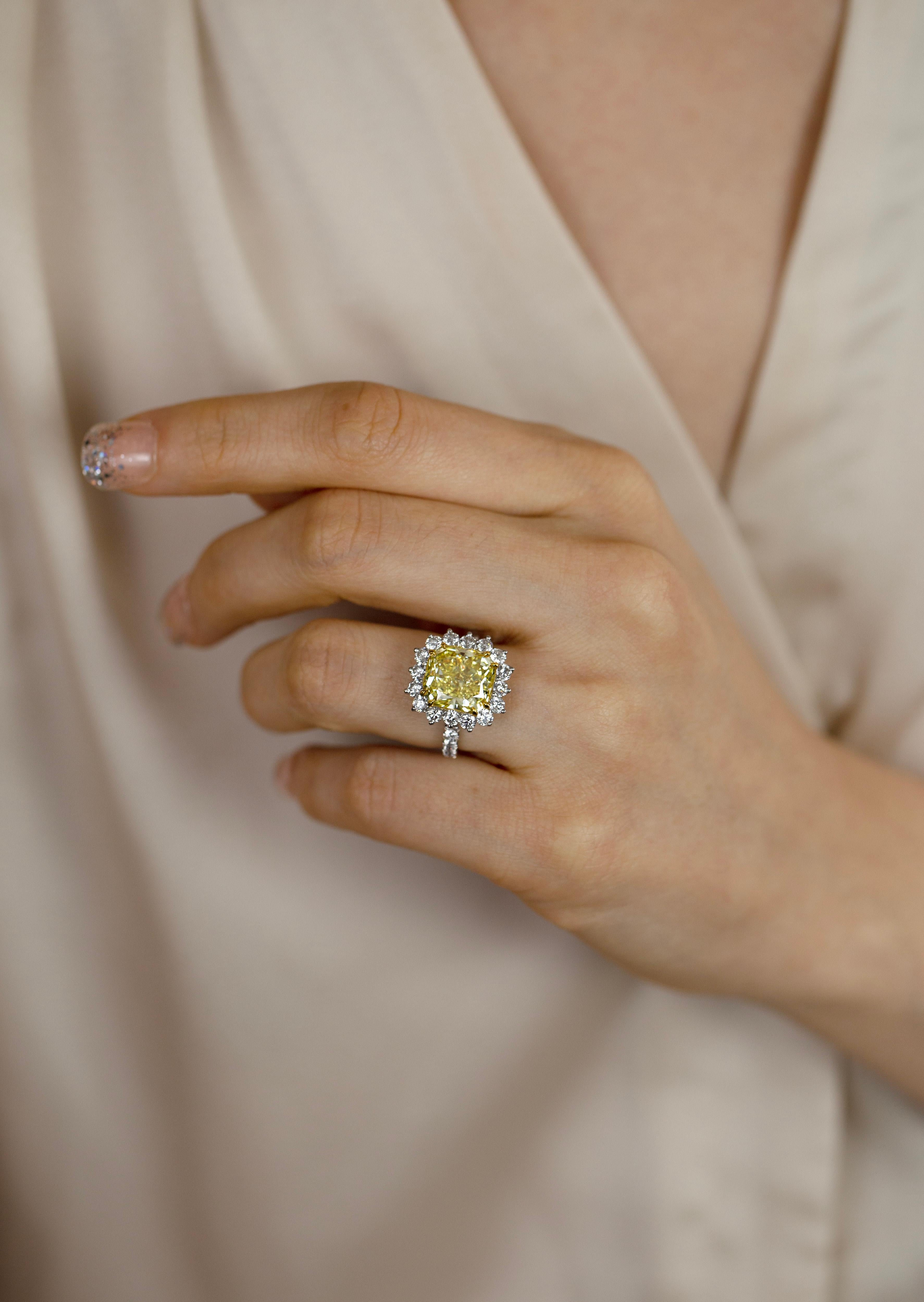 Verlobungsring mit GIA-zertifiziertem 5,66 Karat gelbem Diamant-Halo im Strahlenschliff im Zustand „Neu“ im Angebot in New York, NY