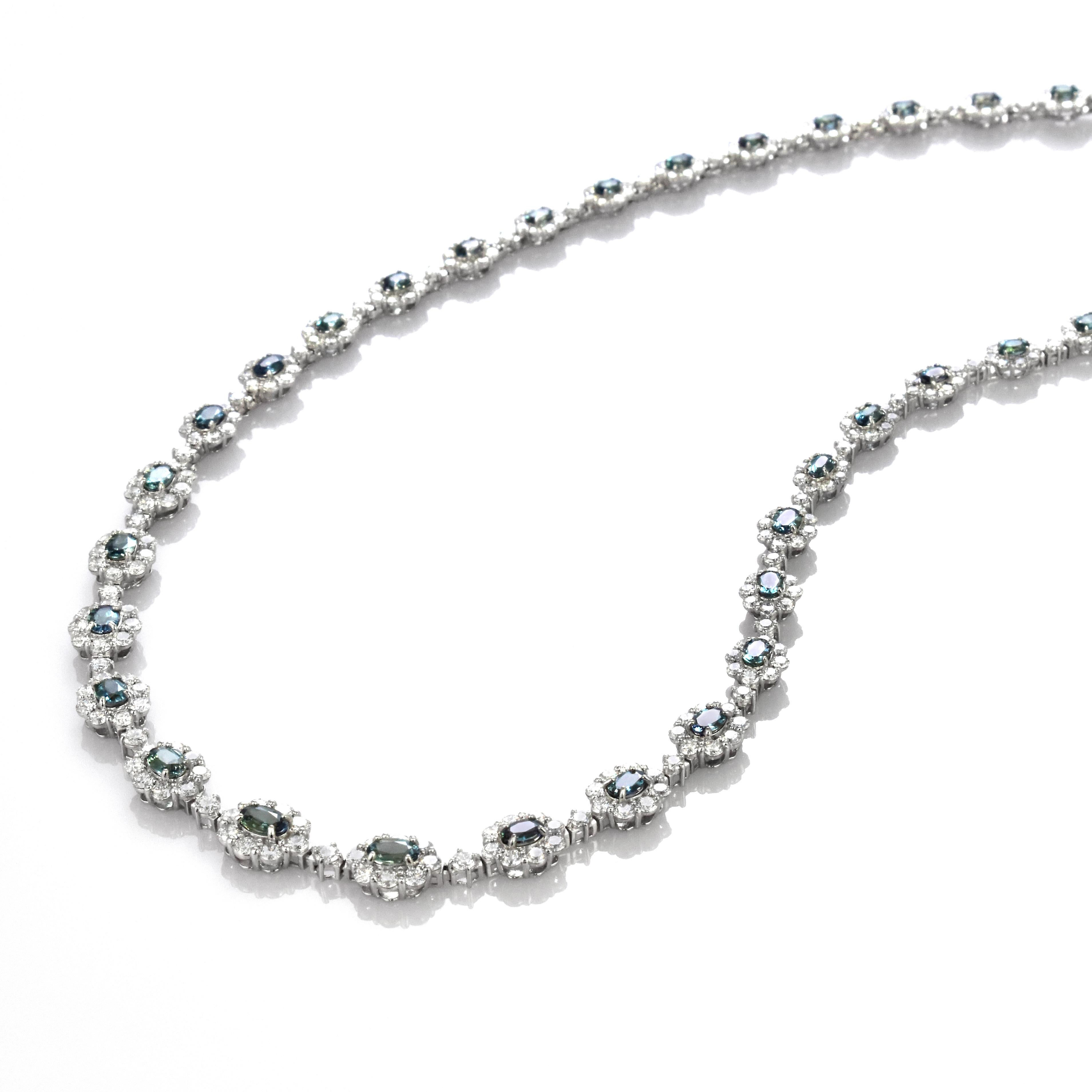 GIA Certified 5.67 Carat Brazil Alexandrite & Diamond Necklace Made in Platinum In New Condition For Sale In Tokyo, JP