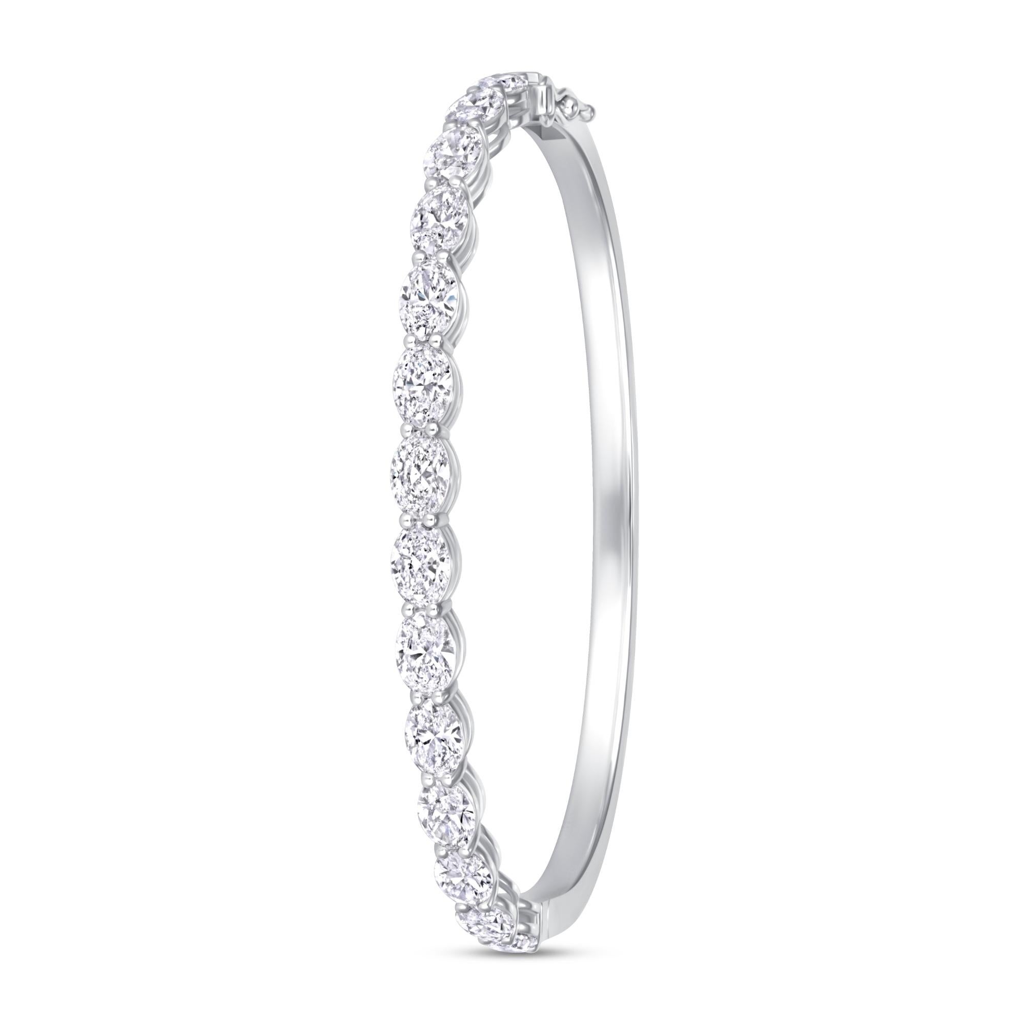 GIA Certified 5.68 Ctw. Oval Brilliant Diamond Bangle in 14K White Gold In condizioni Nuovo in vendita a San Francisco, CA
