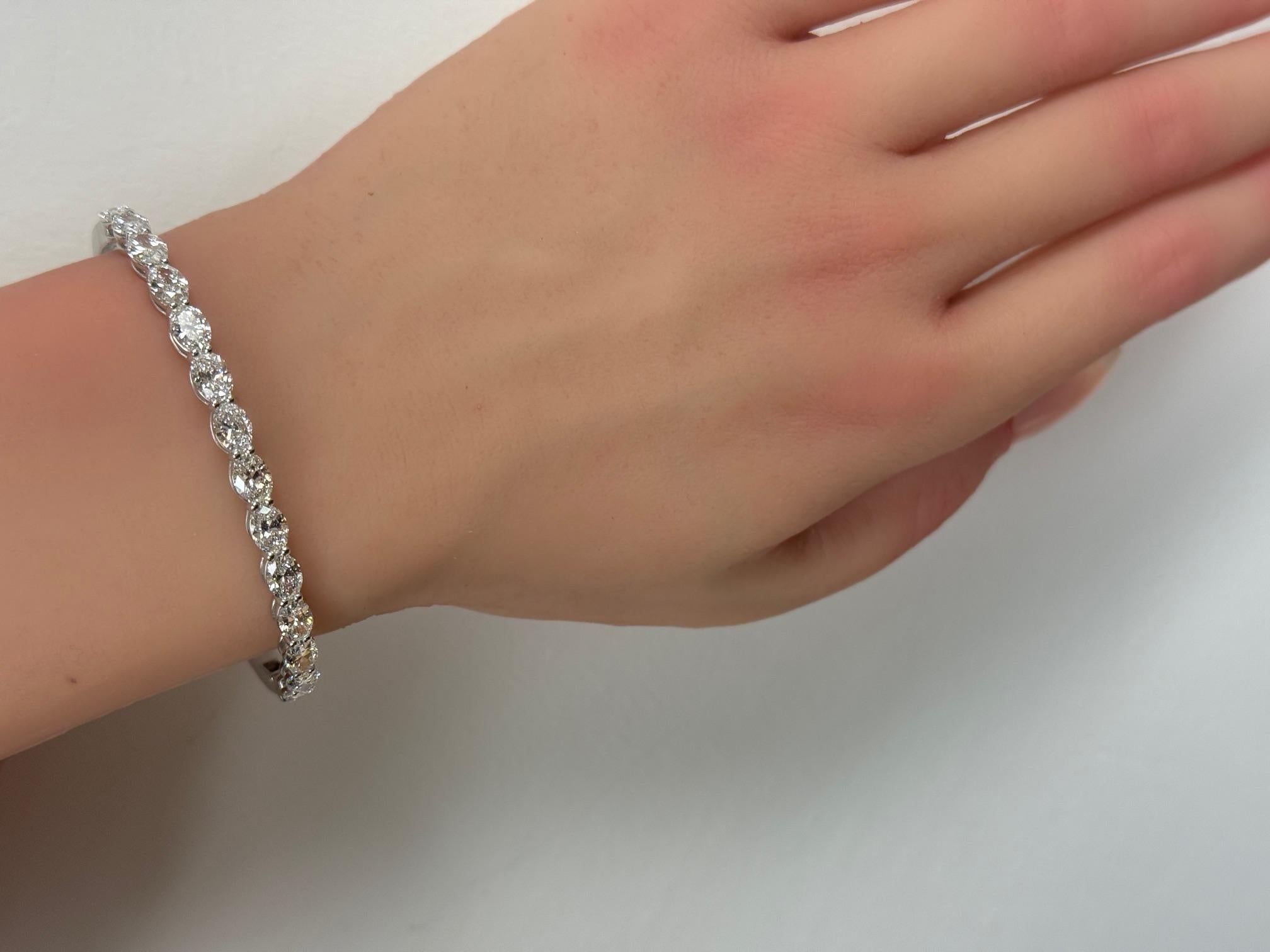 GIA Certified 5.68 Ctw. Oval Brilliant Diamond Bangle in 14K White Gold in vendita 1