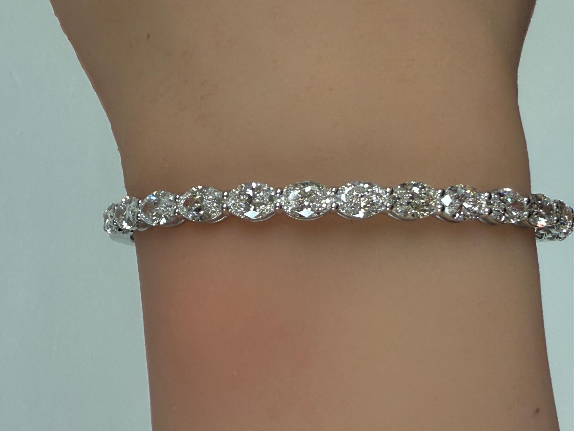 GIA Certified 5.68 Ctw. Oval Brilliant Diamond Bangle in 14K White Gold in vendita 2
