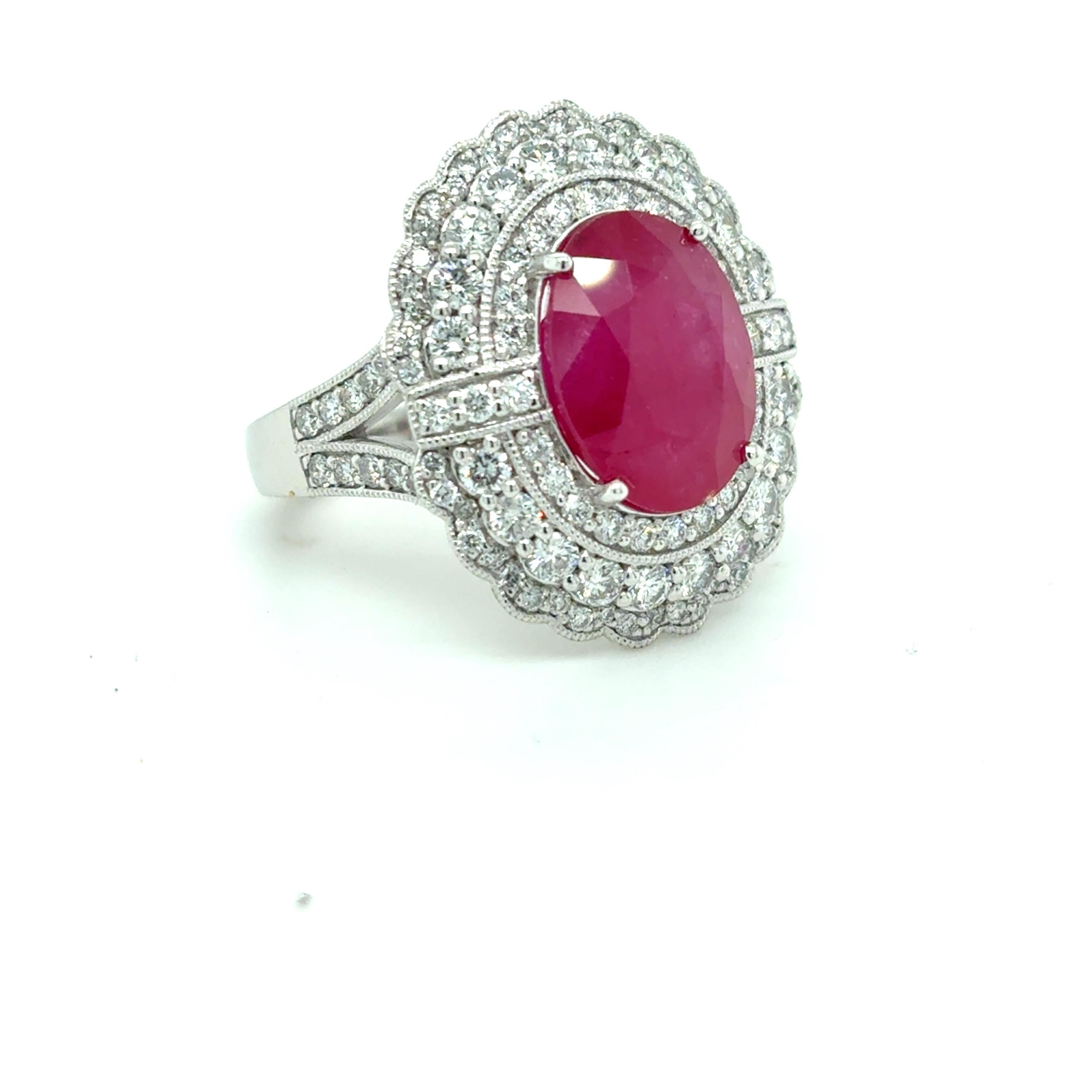 Taglio ovale Anello di fidanzamento con diamante di rubino birmano certificato GIA da 5,69 carati in vendita