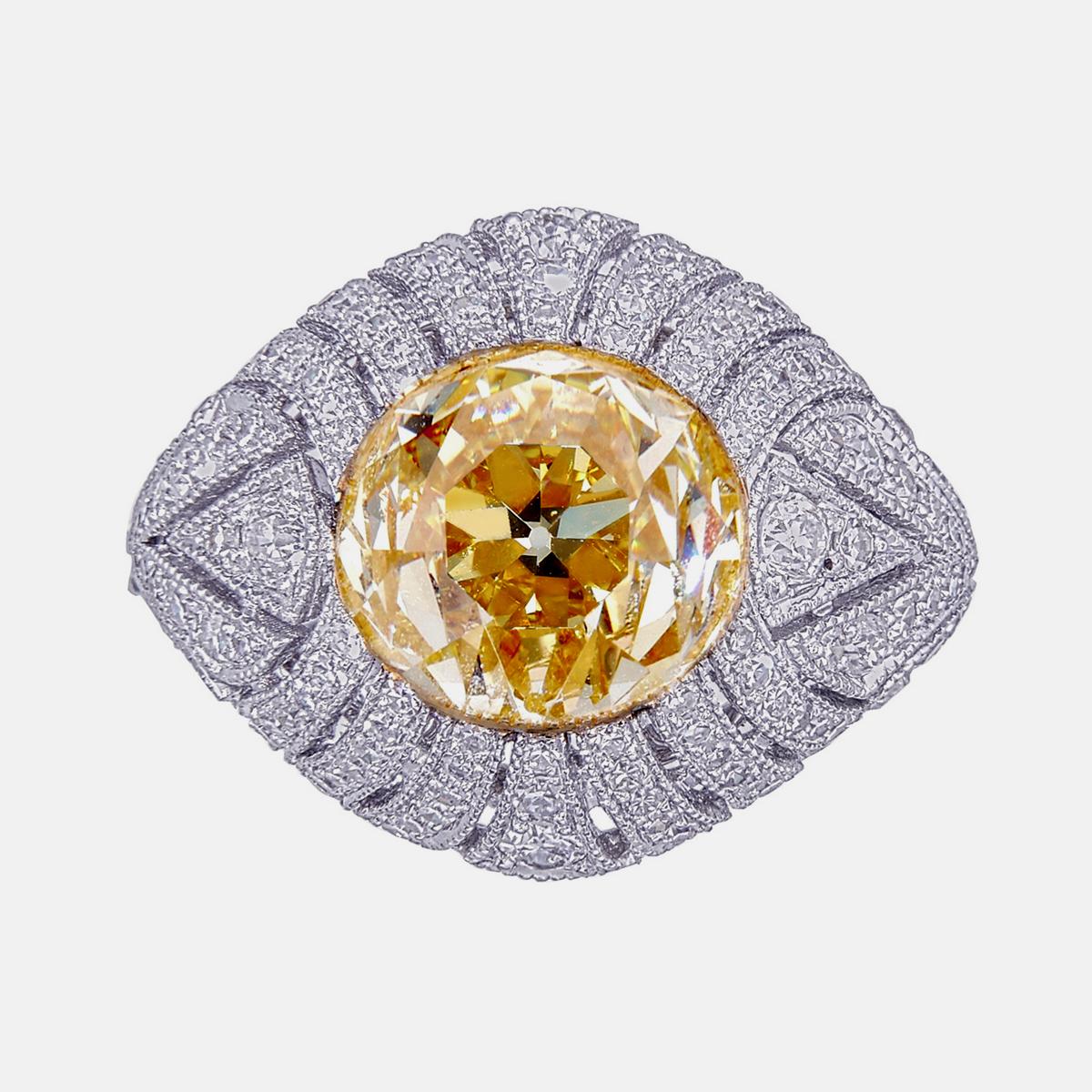 L'élégante bague présentée par Jewell est fabriquée en or blanc 18 carats.

La pièce centrale est un diamant de couleur jaune intense pesant 2,84 carats environ. Le diamant est de qualité VVS2 et certifié GIA.

La bague est sertie de 128 diamants de