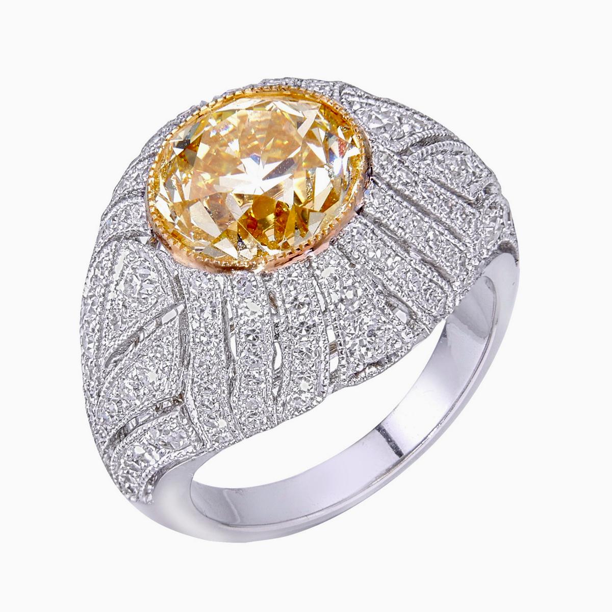 Mouvement esthétique Bague en or blanc 18 carats certifiée GIA et ornée d'un diamant jaune fantaisie de 5,71 carats en vente