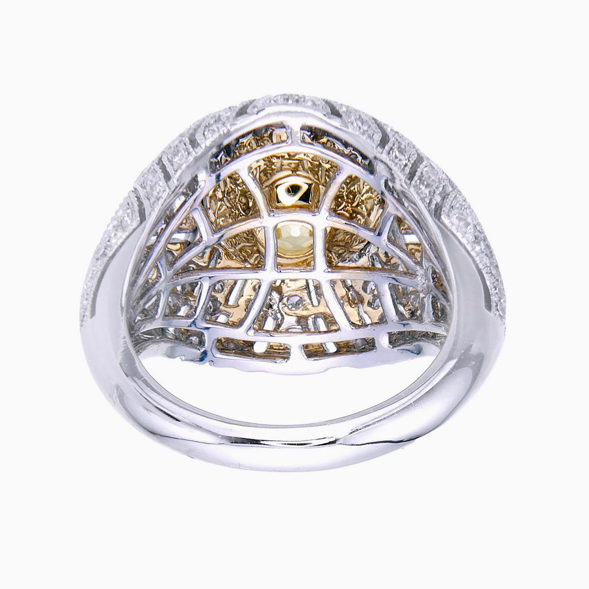 Taille ronde Bague en or blanc 18 carats certifiée GIA et ornée d'un diamant jaune fantaisie de 5,71 carats en vente