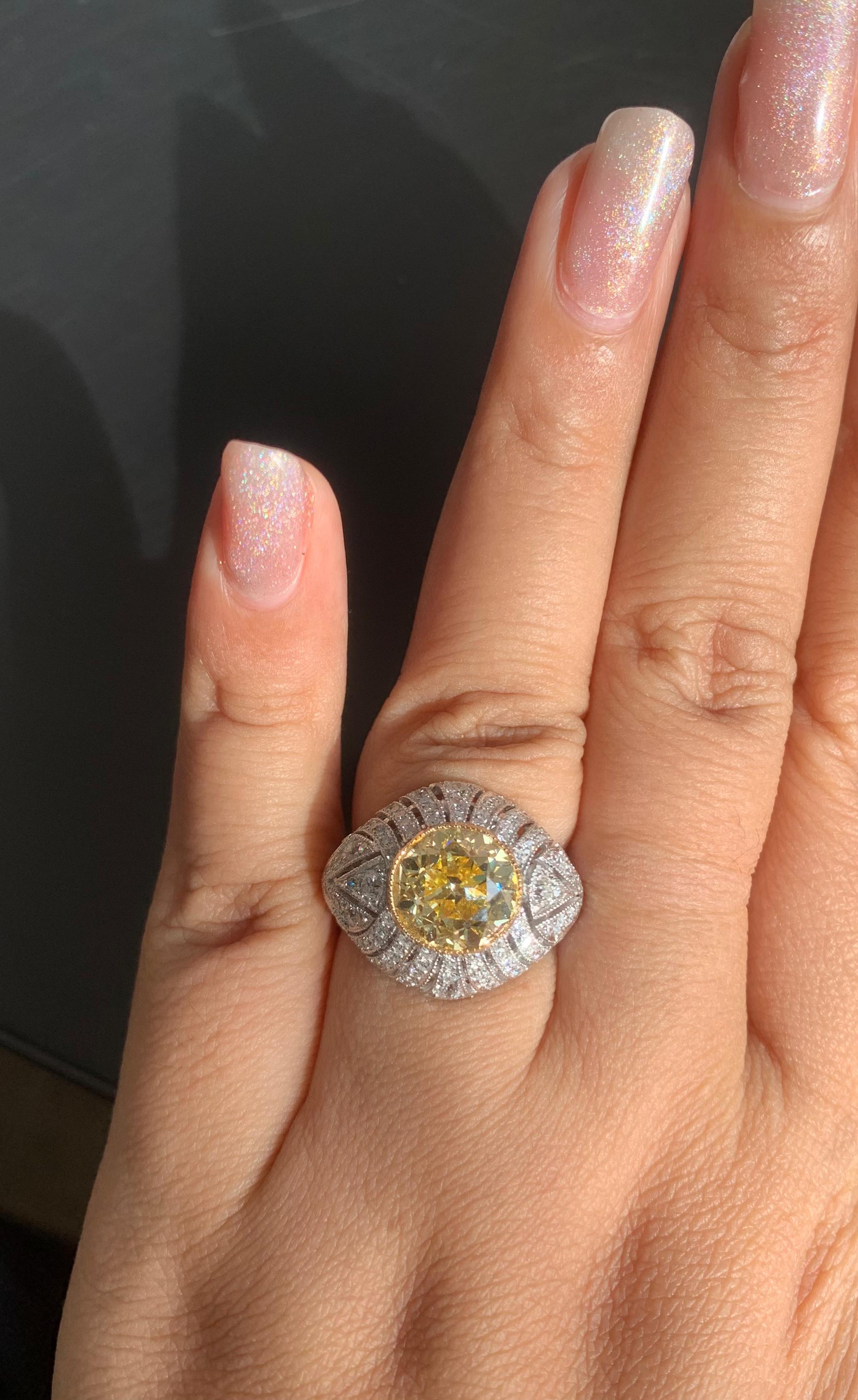 Bague en or blanc 18 carats certifiée GIA et ornée d'un diamant jaune fantaisie de 5,71 carats Neuf - En vente à Bangkok, TH