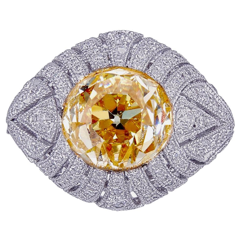 Bague en or blanc 18 carats certifiée GIA et ornée d'un diamant jaune fantaisie de 5,71 carats en vente