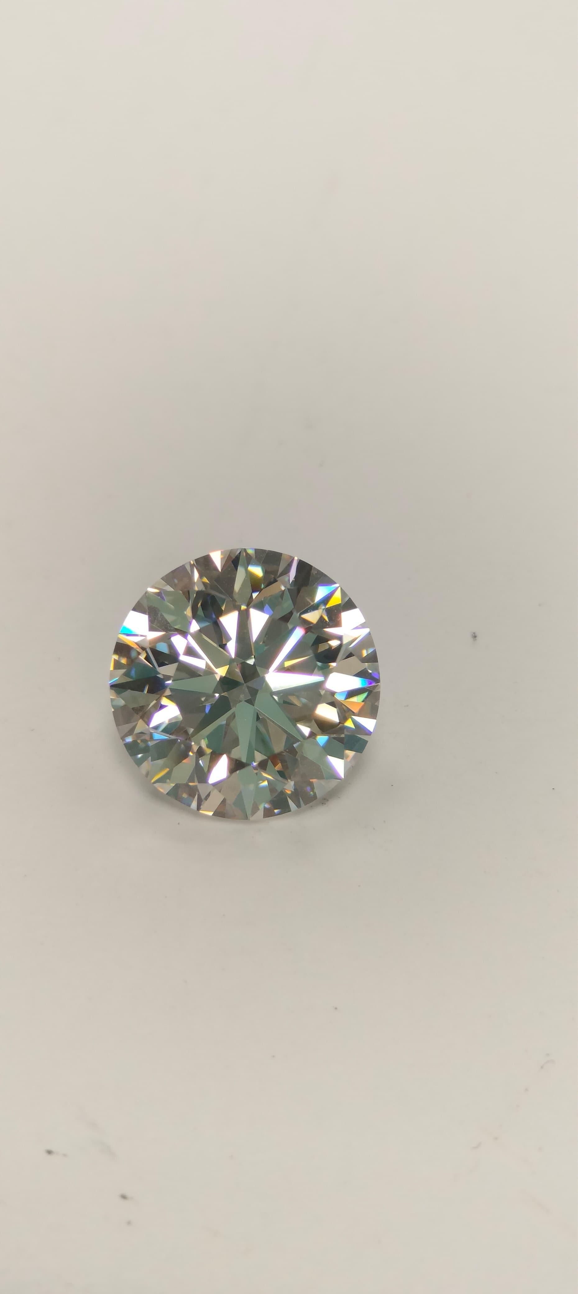 Round 5.72ct Ideal Cut Round Diamond - GIA Certified

Discover near top clarity and color with this exceptional 5.72-carat round-cut diamond, a true symbol of purity and perfection. Accompanied by a GIA certificate, it guarantees the superior