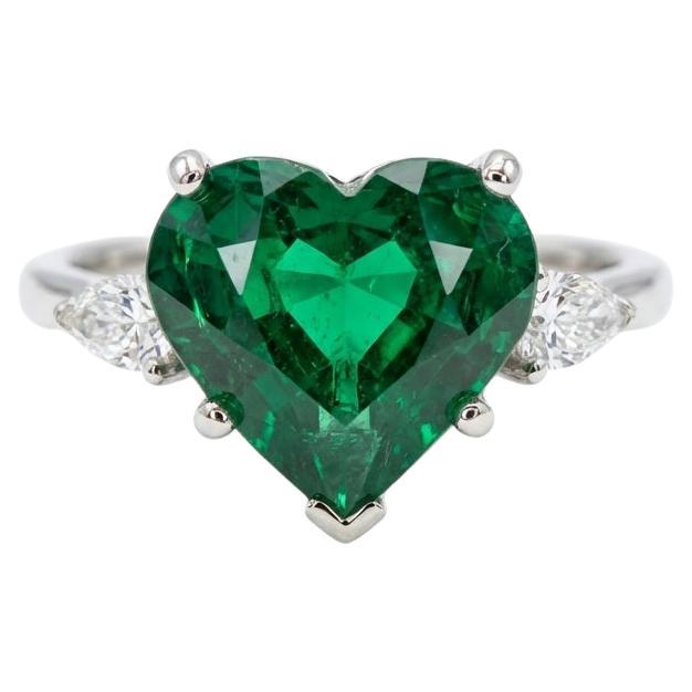 Anello a tre pietre con smeraldo e diamante a forma di cuore da 5,73 carati certificato GIA in vendita