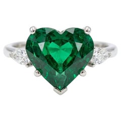 GIA-zertifizierter 5,73 Karat herzförmiger Smaragd- und Diamantring mit drei Steinen