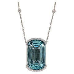 Collana in oro bianco con diamante rotondo e acquamarina certificata GIA da 57.36 carati