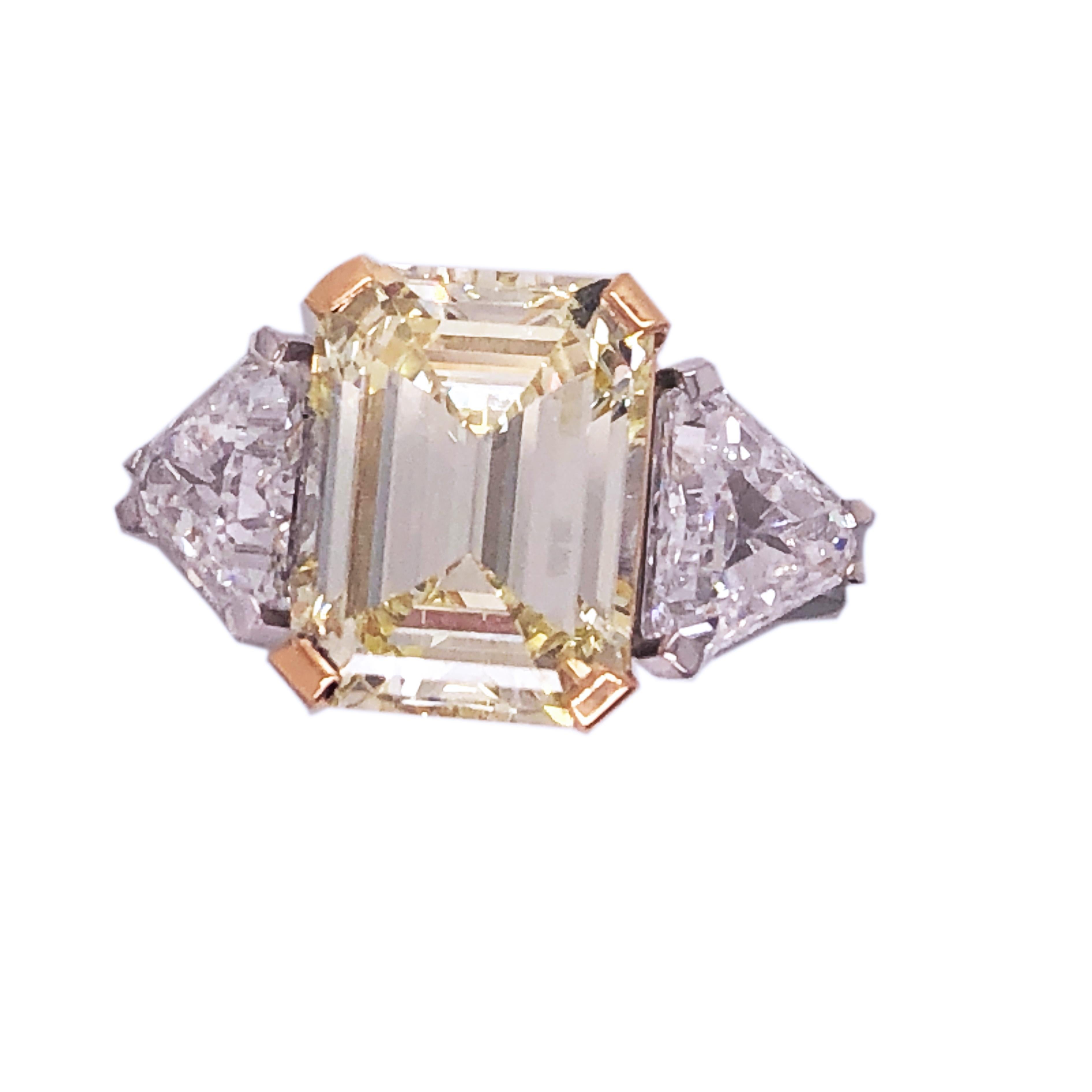Berca GIA zertifiziert, 5,73k Licht gelben Diamanten 2,3k weißen Diamanten Ring (Smaragdschliff) im Angebot
