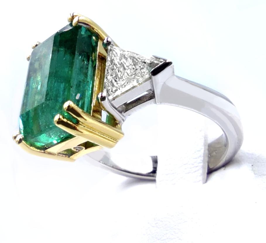 
This exquisite emerald ring features an investment-grade, emerald-cut, natural green emerald, dual-certified by both IGI Antwerp and the prestigious Gemological Institute of America (GIA). The emerald's clarity is of an exceptional standard, a