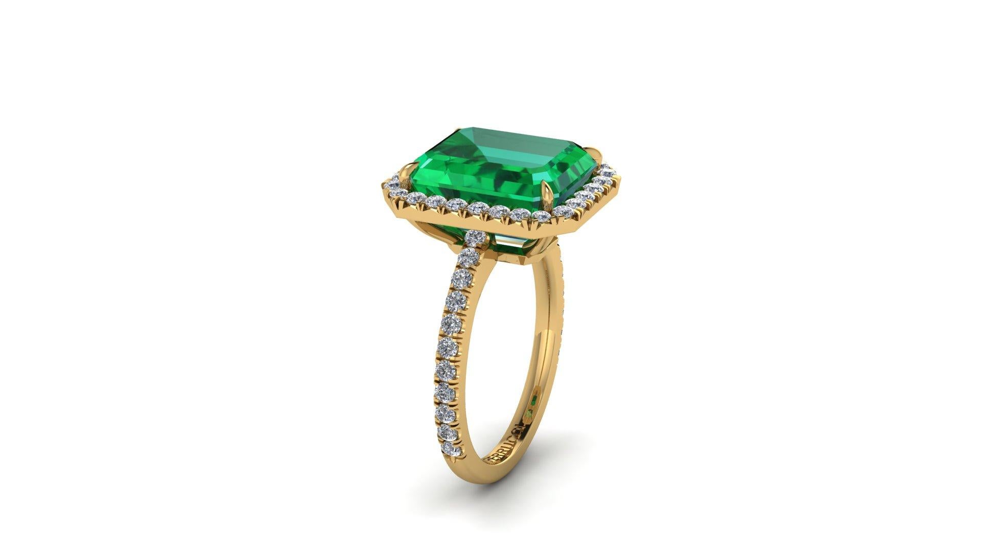 GIA-zertifizierter Ring mit 5,75 Karat Smaragd und Diamant-Halo aus 18k Gelbgold (Smaragdschliff)