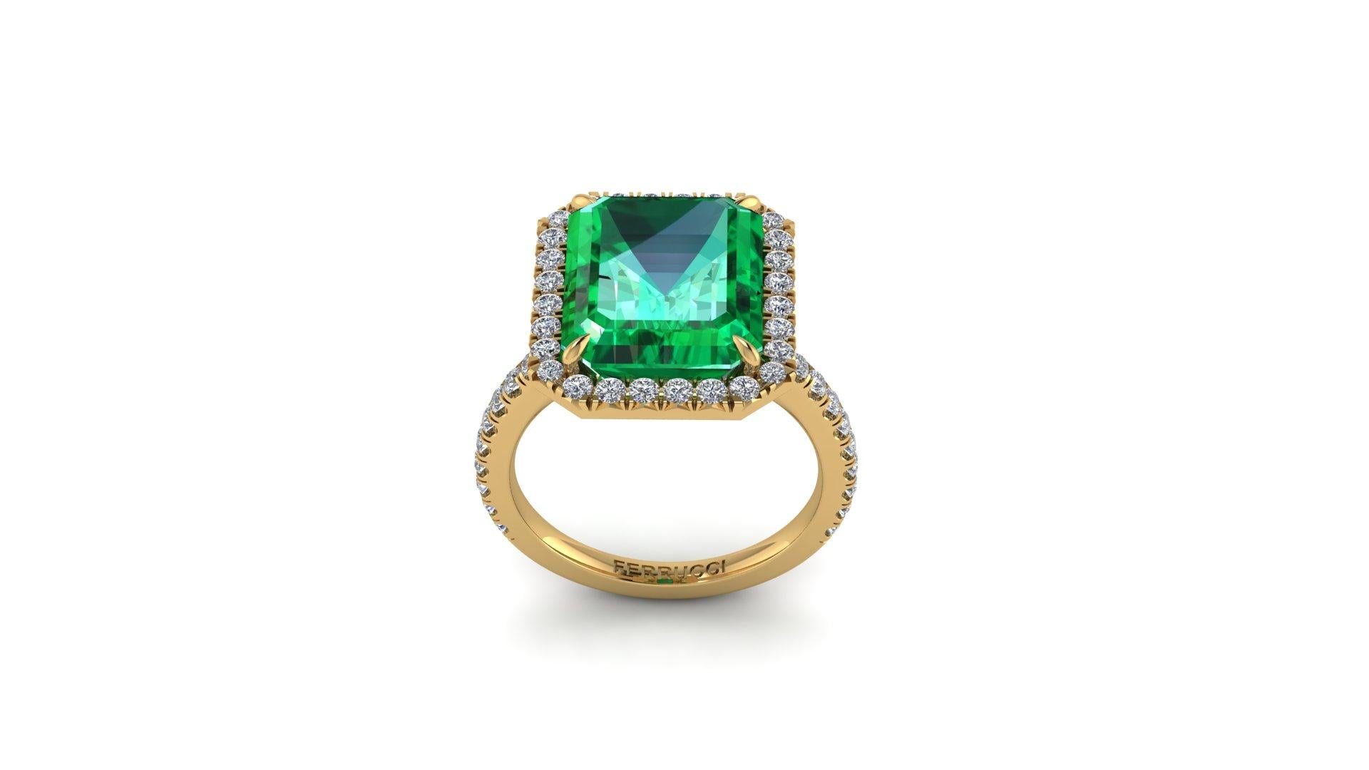 GIA-zertifizierter Ring mit 5,75 Karat Smaragd und Diamant-Halo aus 18k Gelbgold im Zustand „Neu“ in New York, NY