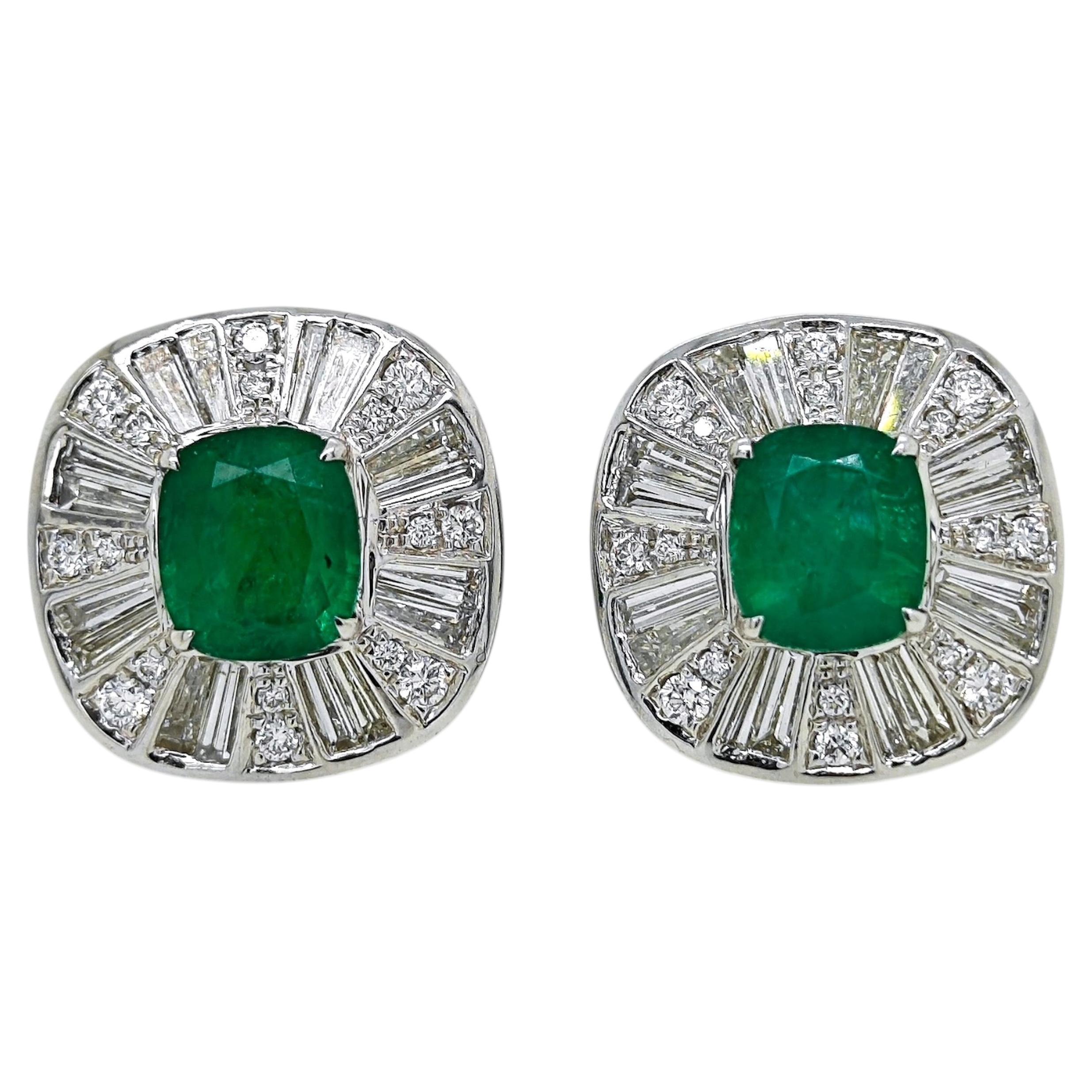 Boucles d'oreilles en or blanc certifiées GIA et composées de 5,8 carats de diamant blanc émeraude en vente