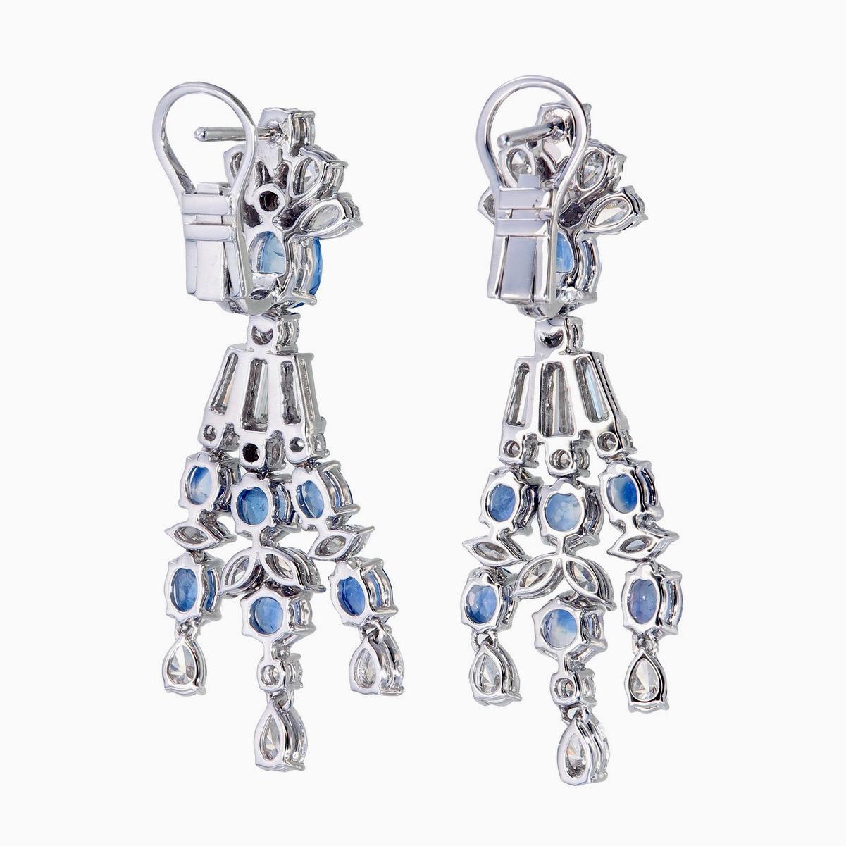 Des boucles d'oreilles chandelier en rubis et diamants, vibrantes et sophistiquées, vous sont présentées par les bijoux Rewa en or blanc 18 carats.

Cette pièce est ornée de 14 saphirs bleus du Cachemire de forme ovale pesant environ 12,62 carats au