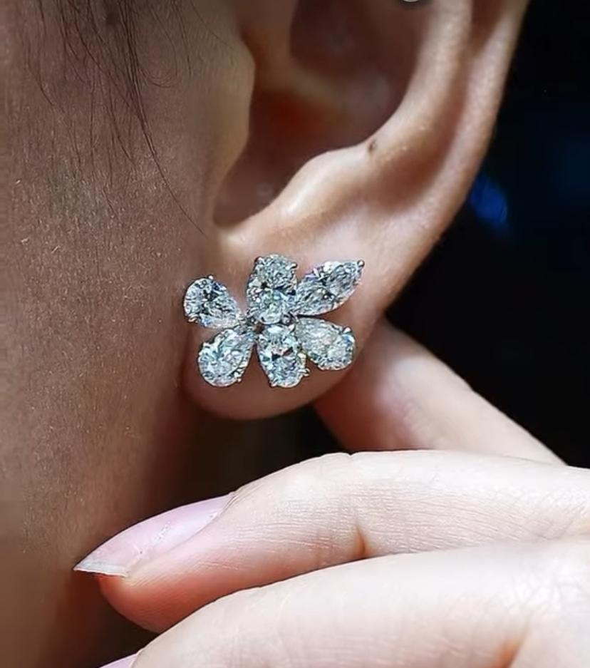 Orecchini in oro 18k con diamanti di forma mista certificati GIA 5,50 carati in vendita 6