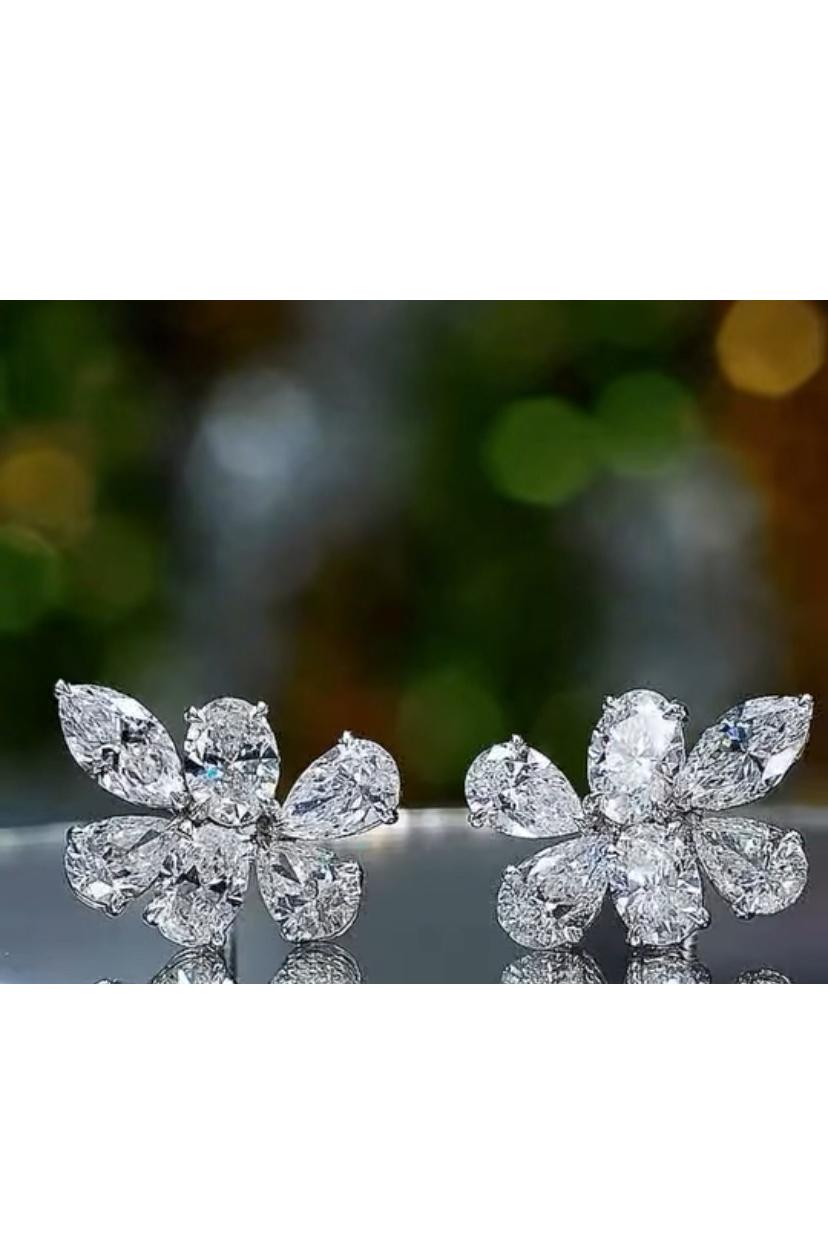 Uno squisito diamante dal design contemporaneo, dallo stile elegante e raffinato. Realizzato da artigiani orafi con particolare attenzione ai dettagli.
Eleva la tua bellezza senza tempo e aggiungi un tocco di raffinatezza e glamour al tuo look.
I