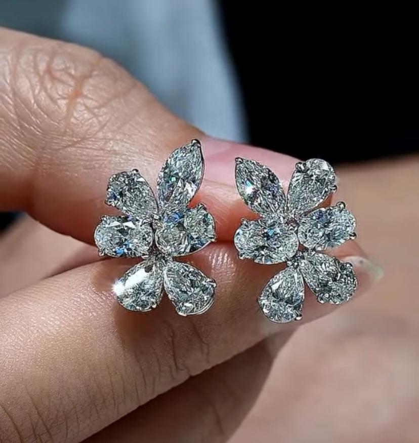 Orecchini in oro 18k con diamanti di forma mista certificati GIA 5,50 carati In condizioni Nuovo in vendita a New Delhi, Delhi