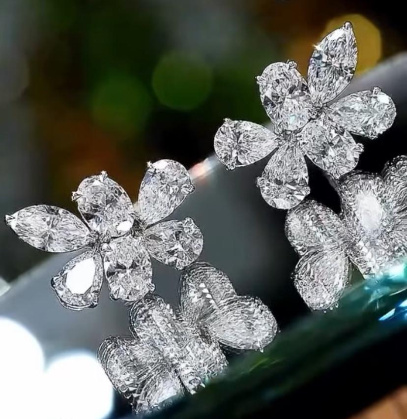 Orecchini in oro 18k con diamanti di forma mista certificati GIA 5,50 carati in vendita 1